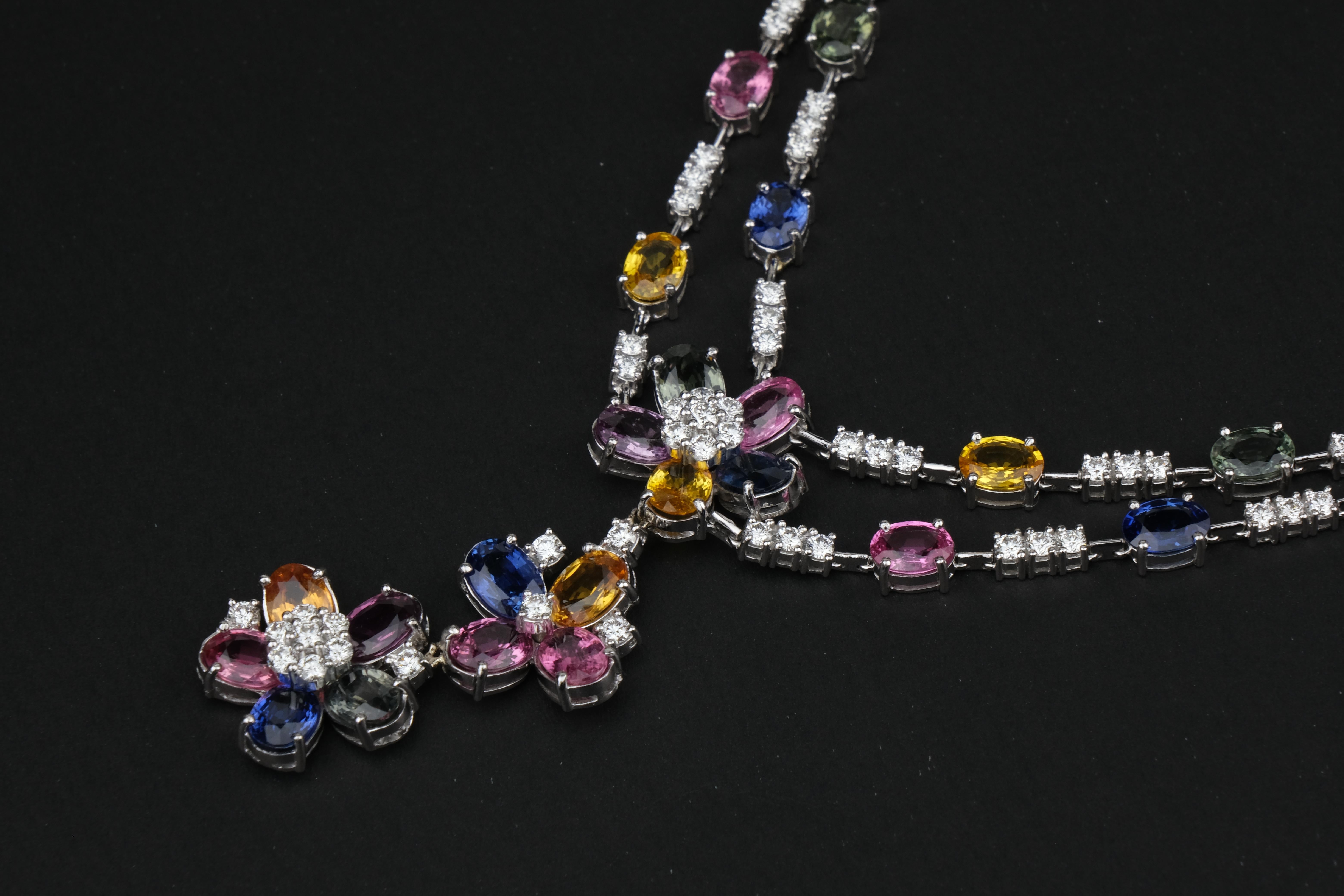18 Karat Saphir und 5,33 Karat Diamant Floral Halskette Damen im Angebot