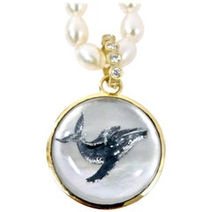 Pendentif en or 18 carats avec saphir et cristal inversé sculpté représentant une famille de baleines