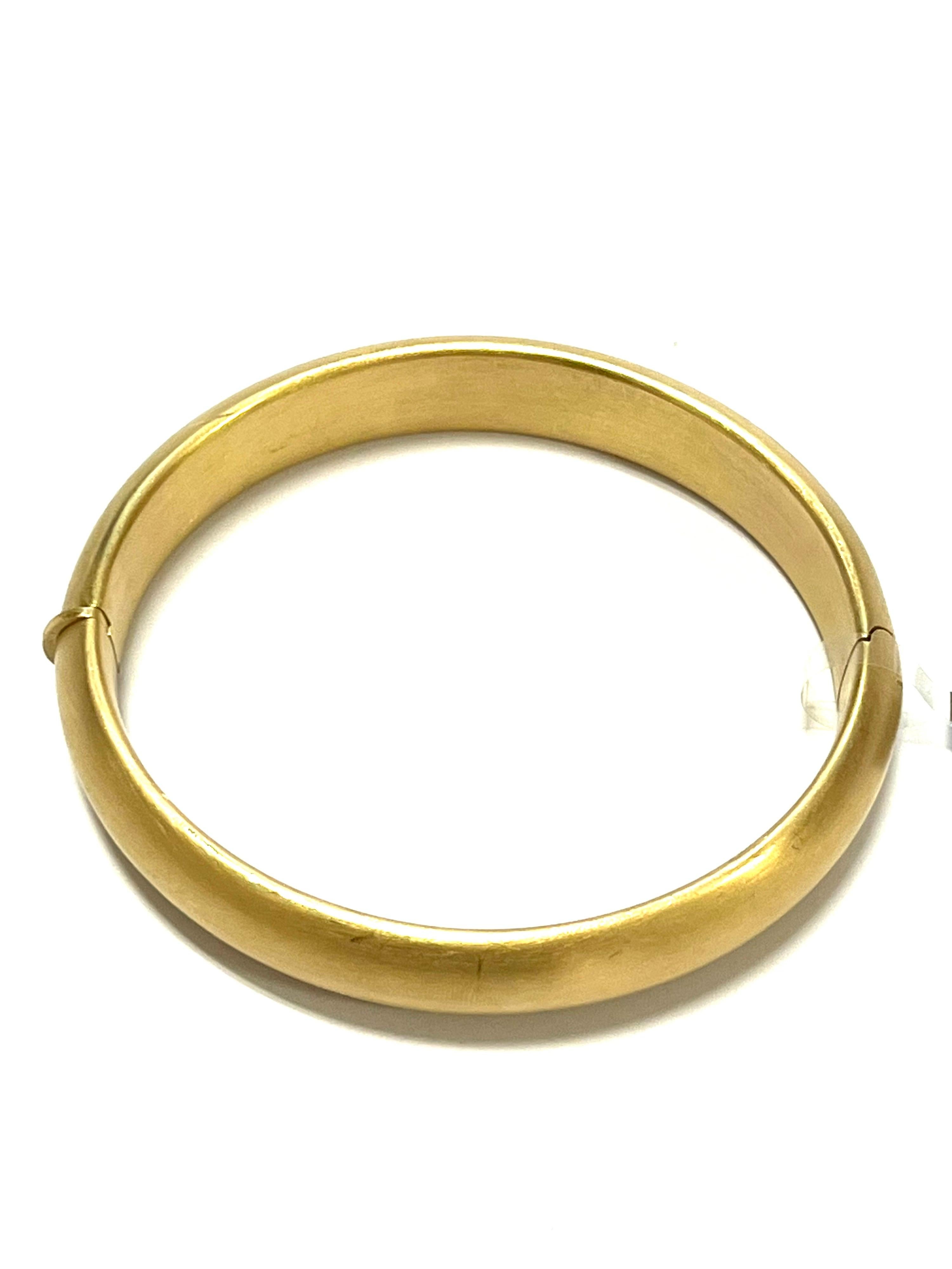 Découvrez l'élégance raffinée de ce bracelet en or jaune satiné 18 carats de la Collection 