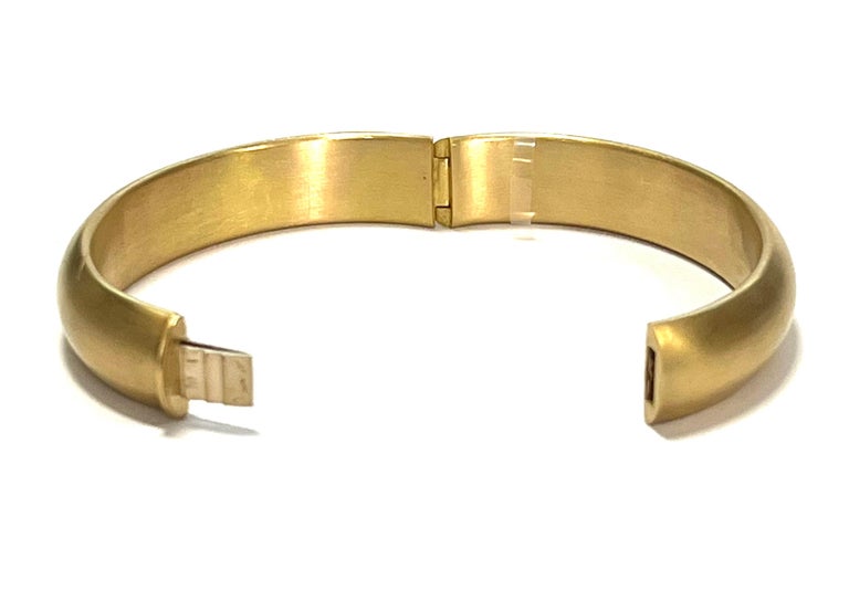 Lente Bangle in 18k Yellow Gold With Satin Finish main image 1