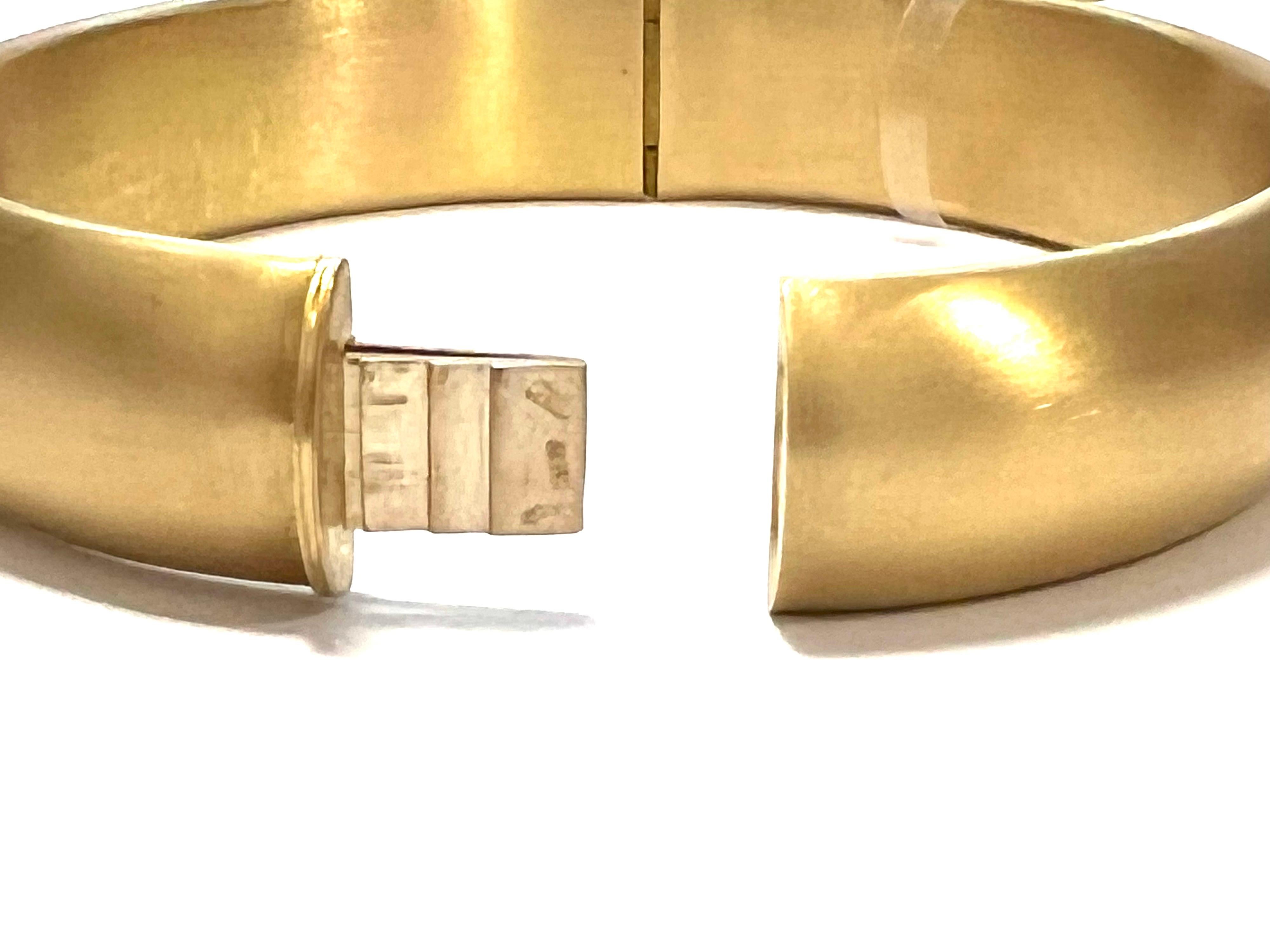 Bracelet jonc en or jaune satiné 18 carats de la collection « Essence » en vente 1