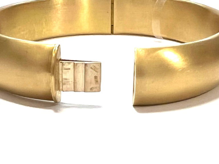 Lente Bangle in 18k Yellow Gold With Satin Finish main image 0