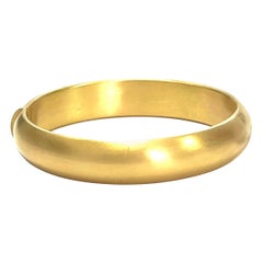 Bangle in oro giallo satinato 18 carati della collezione "Essence".