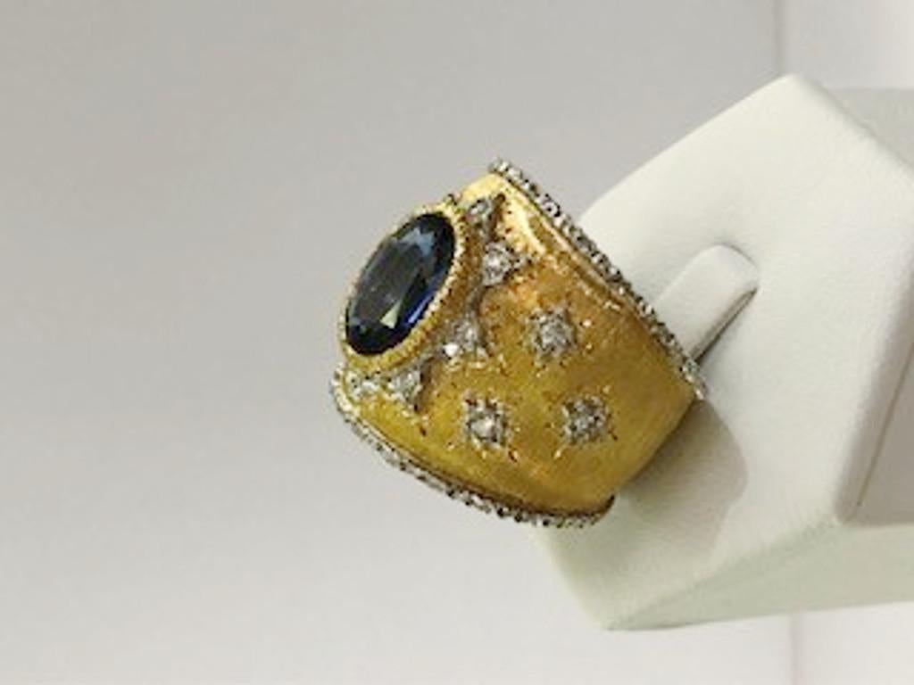 18 Karat Satin Yellow Gold Diamond and Sapphire Ring In Good Condition In Palm Springs, CA