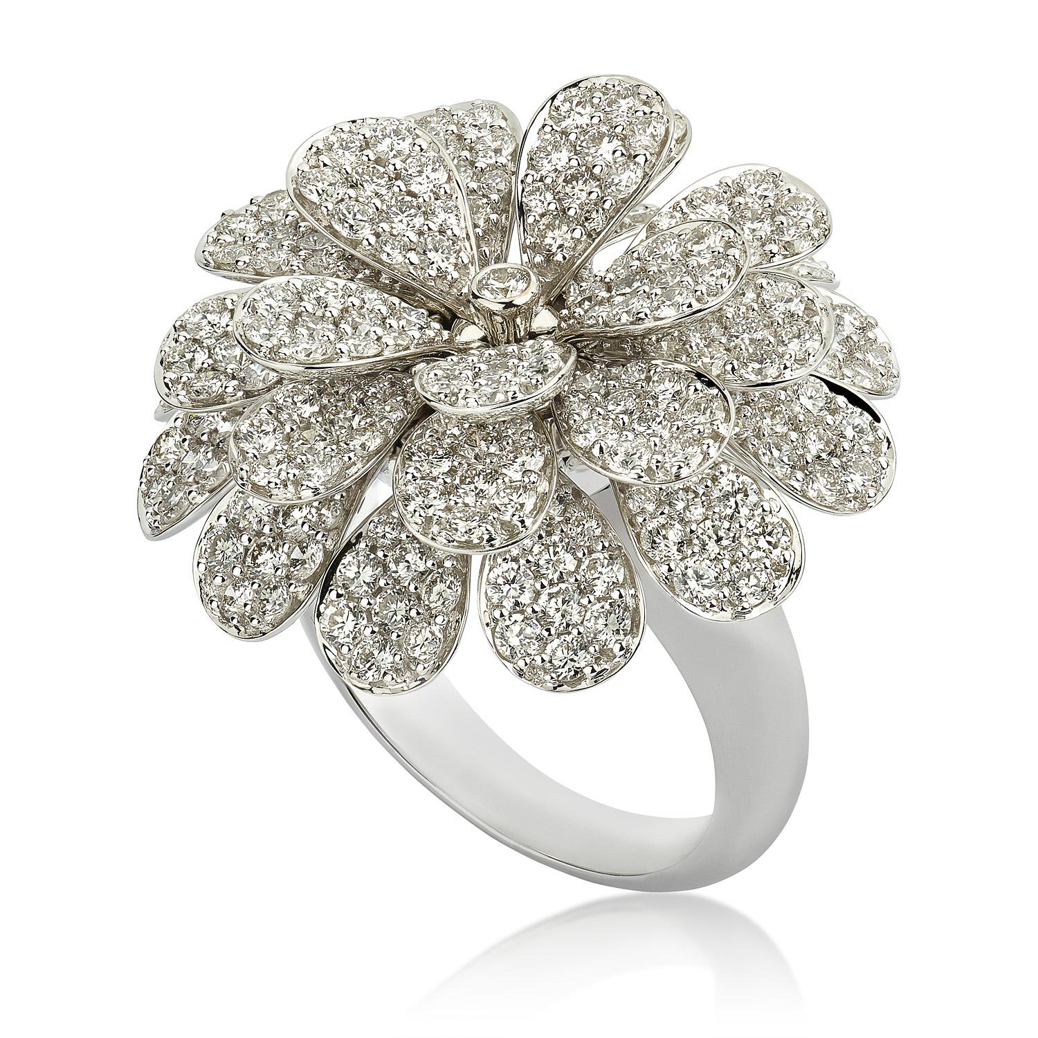 The Secret Garden collection by Hueb is inspired by the flowers that bloom in all its wilderness in the tropical gardens of Brazil. The ring showcases closely set leaves of a flower that spurt from a gold band at the center of the ring. Set in 18K