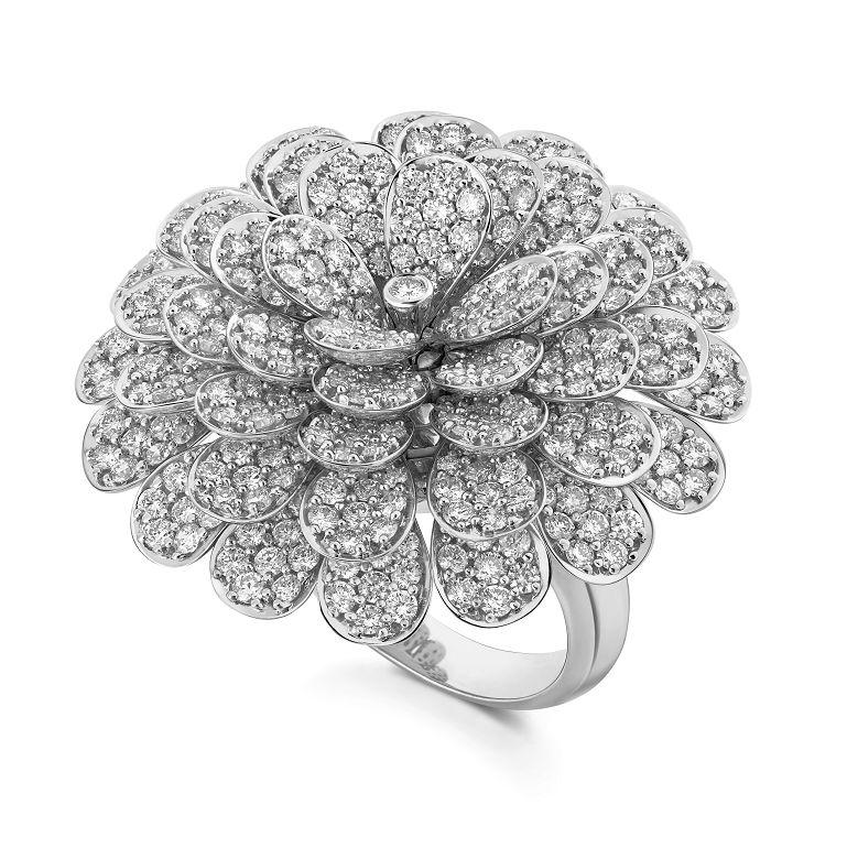 18 Karat Secret Garden White Gold Ring with Vs Gh Diamonds In New Condition For Sale In New York, NY