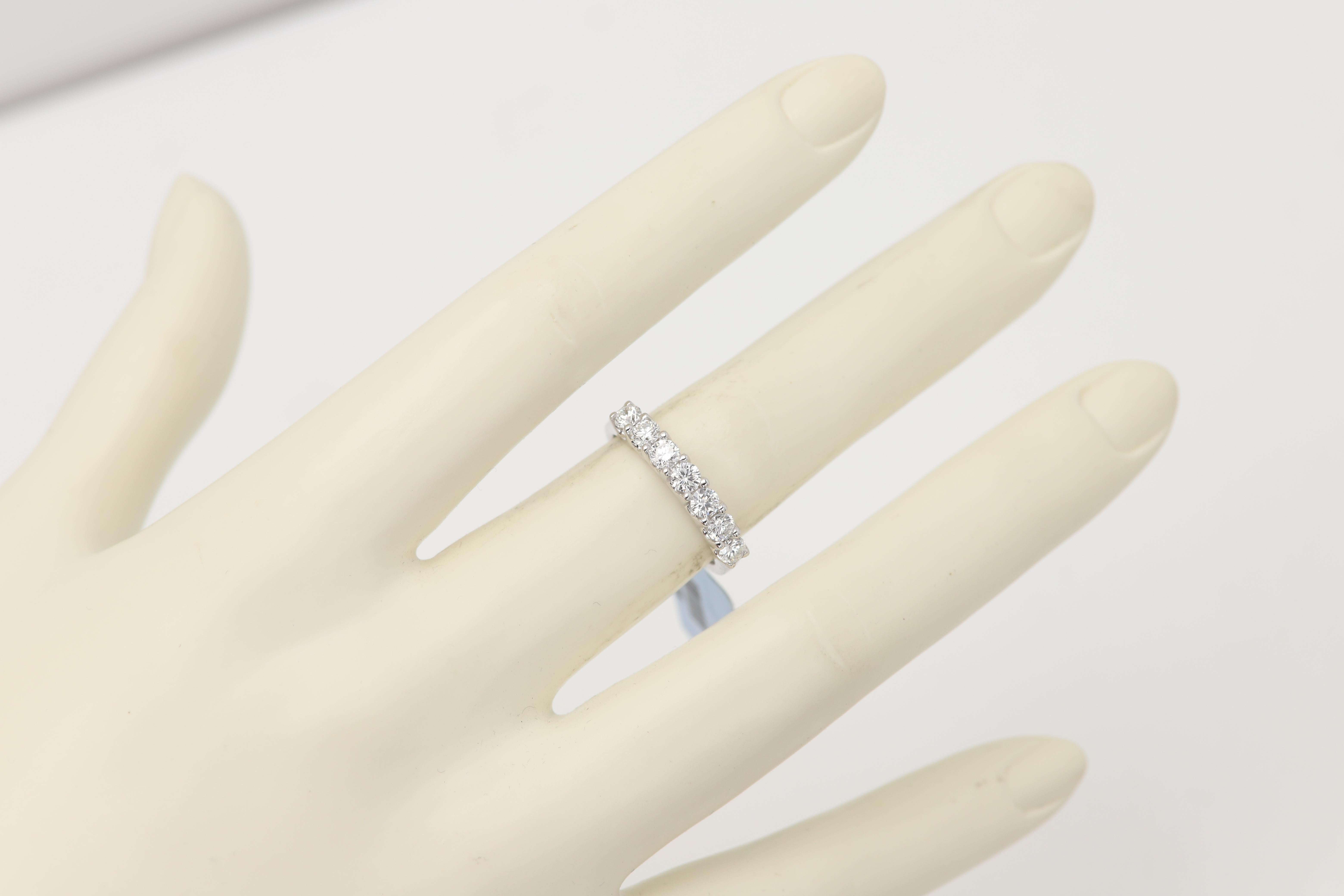 Neuer Glücksring 7
Naturdiamant Ring/Band
Jahrestag - 7 Stein Stil Band Geschenk
18k Massiv Weißgold
Fingergröße 7 
Gewicht: ca. 4,40 Gramm
Diamanten insgesamt ca. 0,90 Karat G-VS
(jeder Stein ist etwa 3,0 mm oder