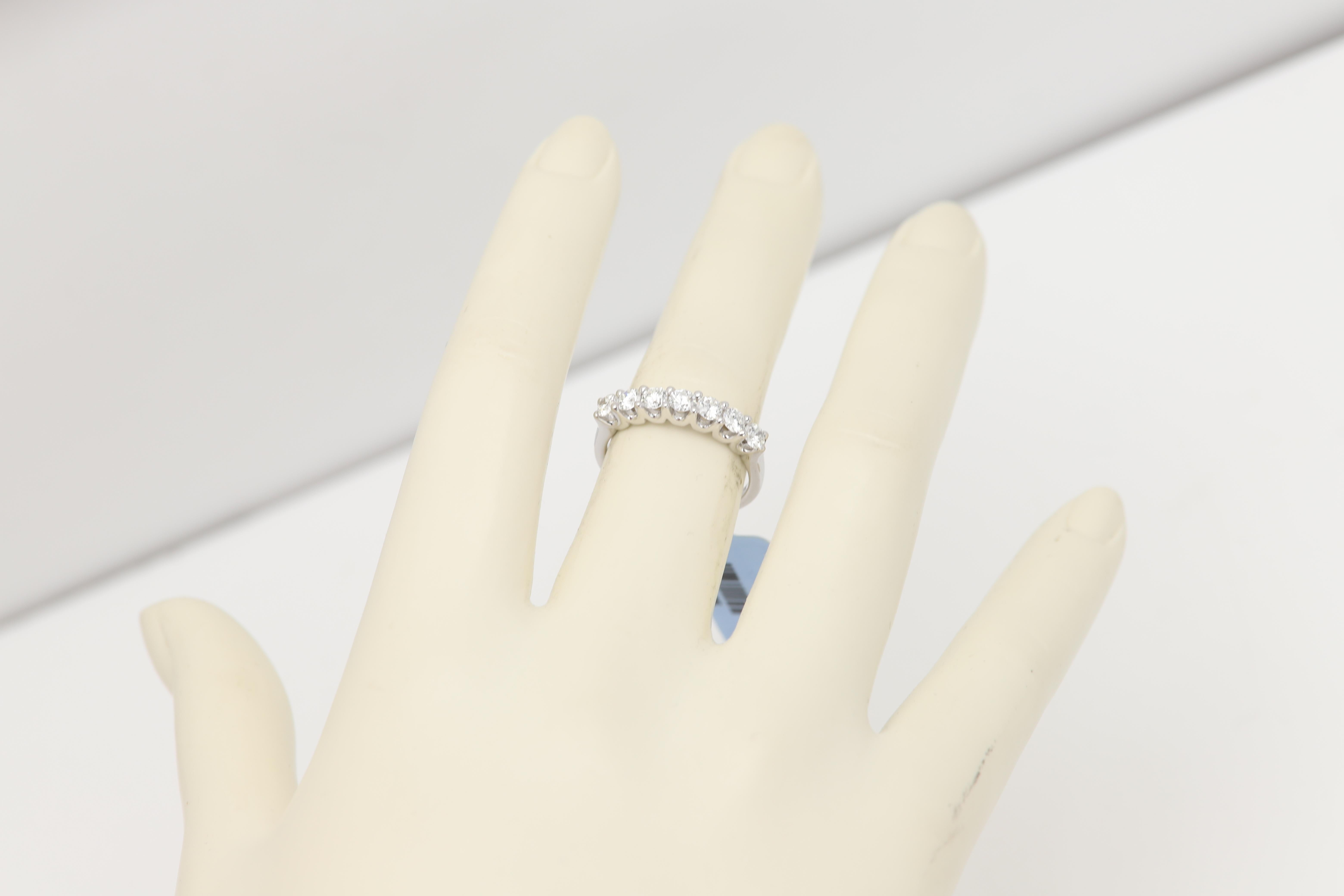 18 Karat sieben Stein Ring natürlichen Diamanten Band Jahrestag 7 Steine Geschenk (Rundschliff) im Angebot