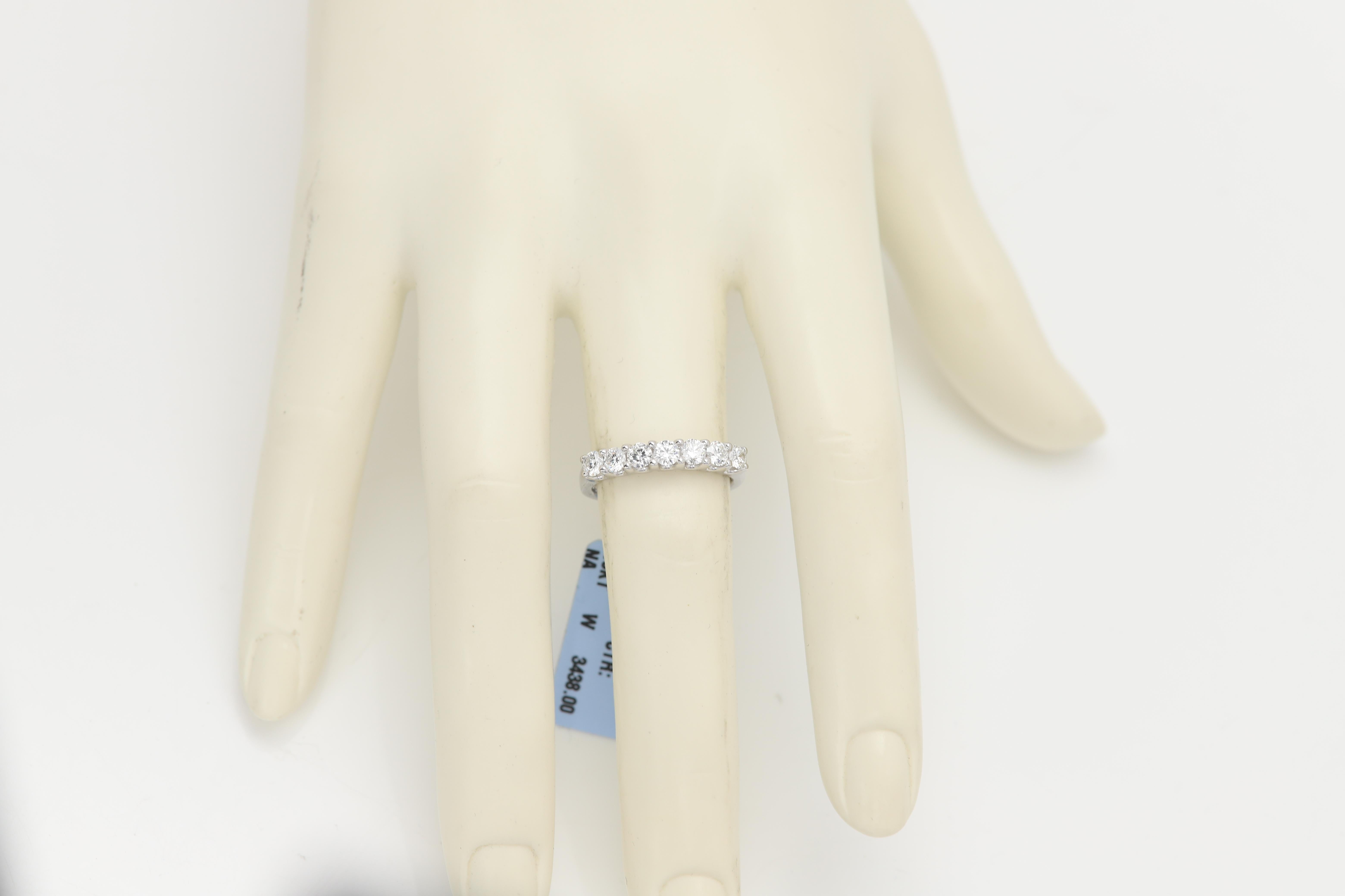 18 Karat sieben Stein Ring natürlichen Diamanten Band Jahrestag 7 Steine Geschenk im Zustand „Neu“ im Angebot in Brooklyn, NY