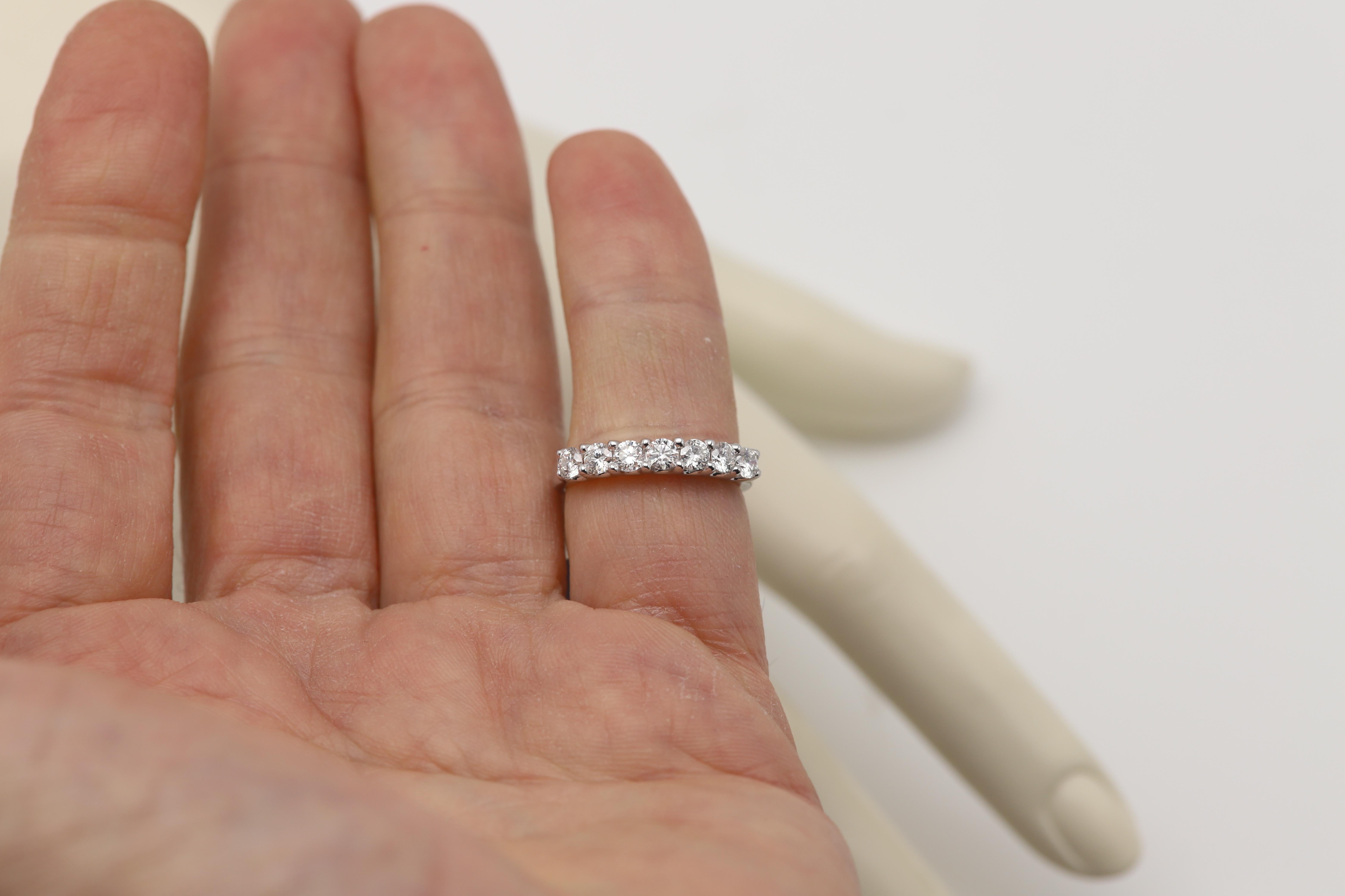 18 Karat sieben Stein Ring natürlichen Diamanten Band Jahrestag 7 Steine Geschenk im Angebot 1