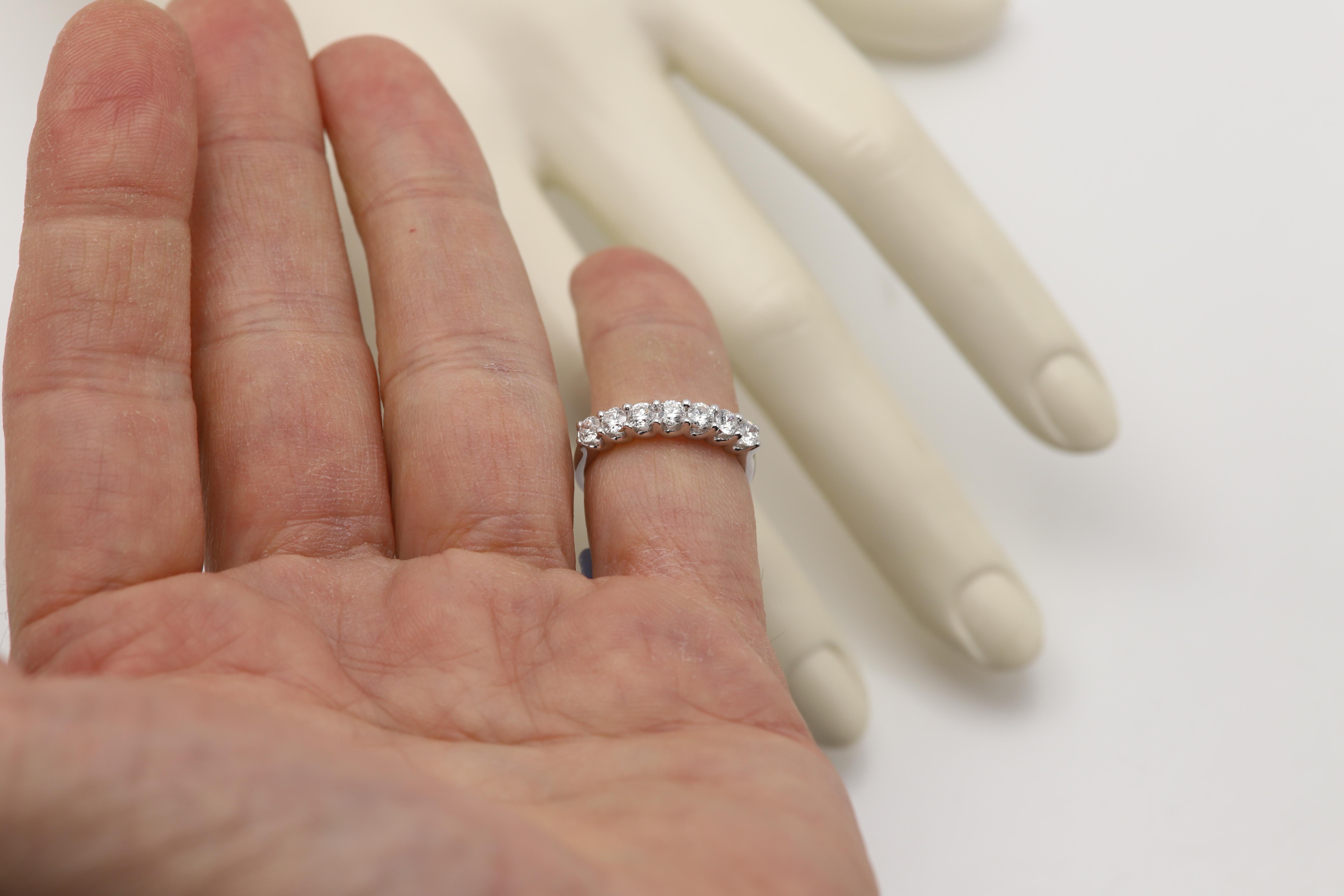 18 Karat sieben Stein Ring natürlichen Diamanten Band Jahrestag 7 Steine Geschenk im Angebot 2