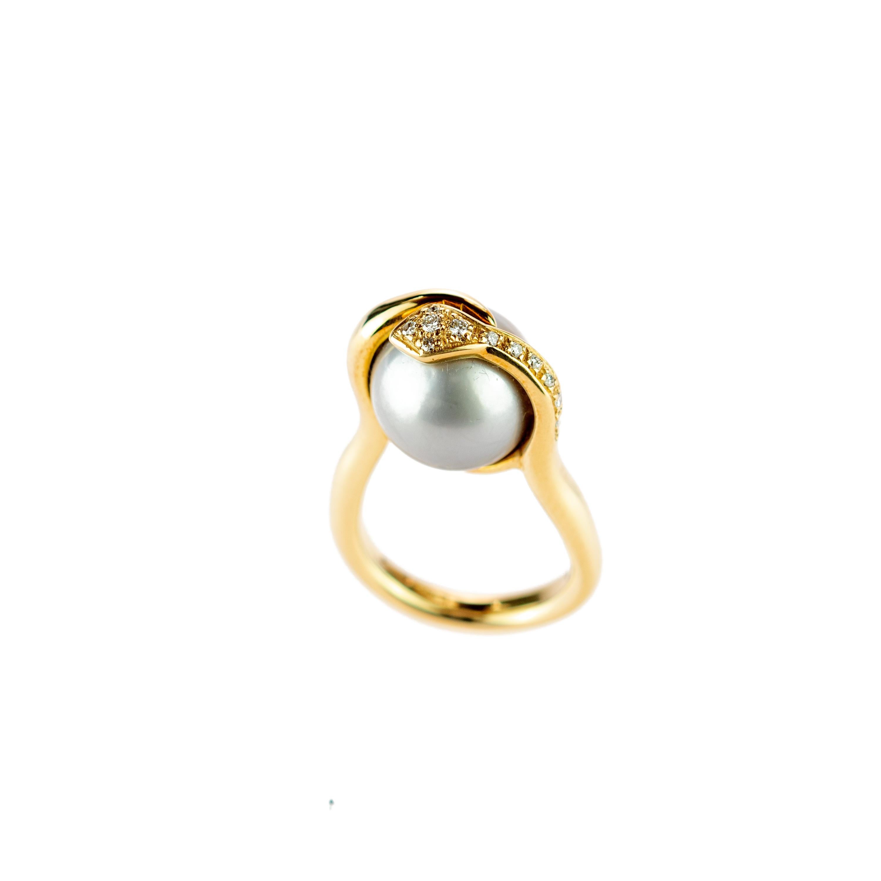 Este anillo raro y único, realizado en oro amarillo de 18 quilates, tiene dos brazos de oro decorados con diamantes de 0,14 quilates que abrazan firme pero suavemente una perla de tahití de 1,6 g. La forma de serpiente evoca la elegancia de las