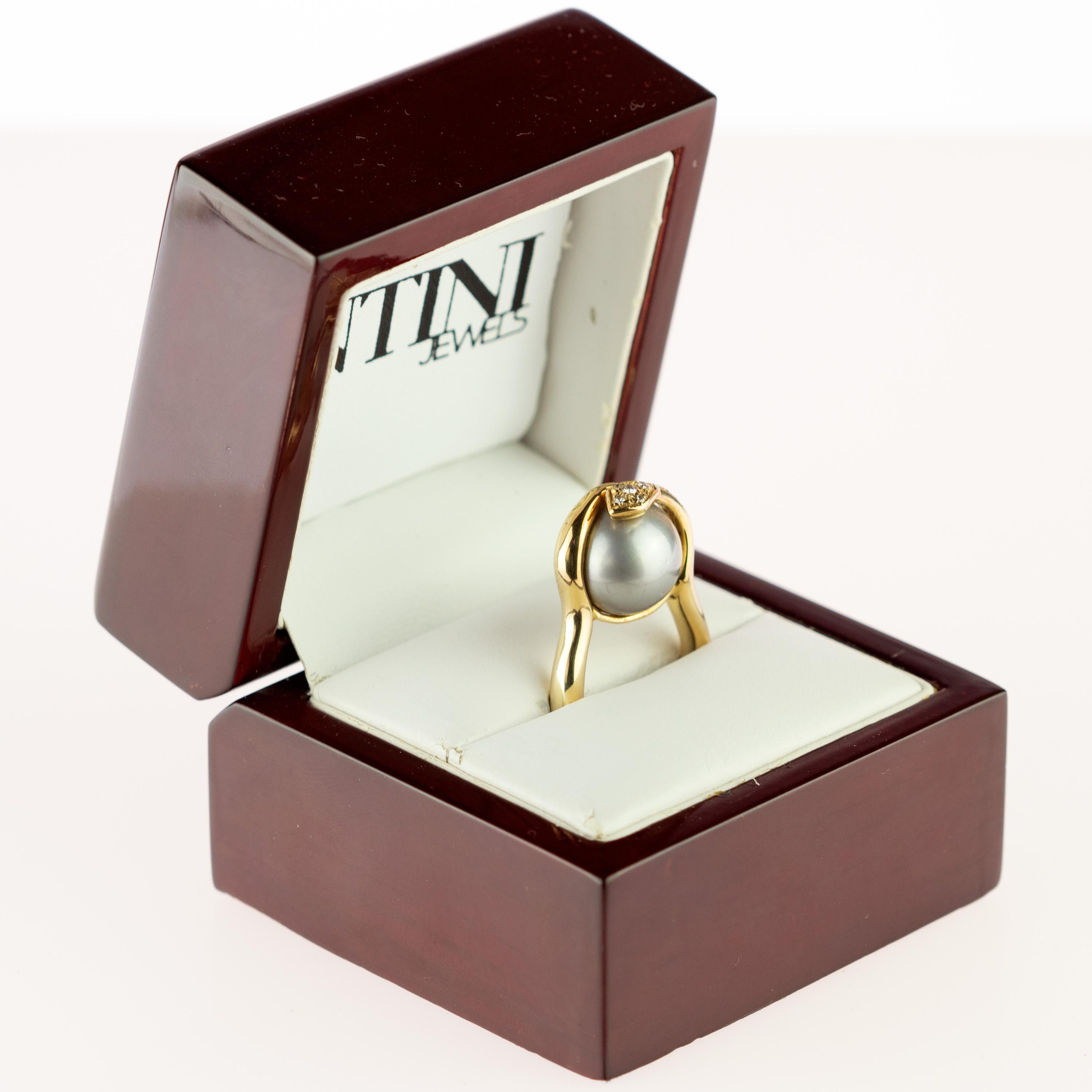 Anillo de oro amarillo de 18 quilates con perla de Tahití y diamante redondo Serpenti Bypass en venta 2