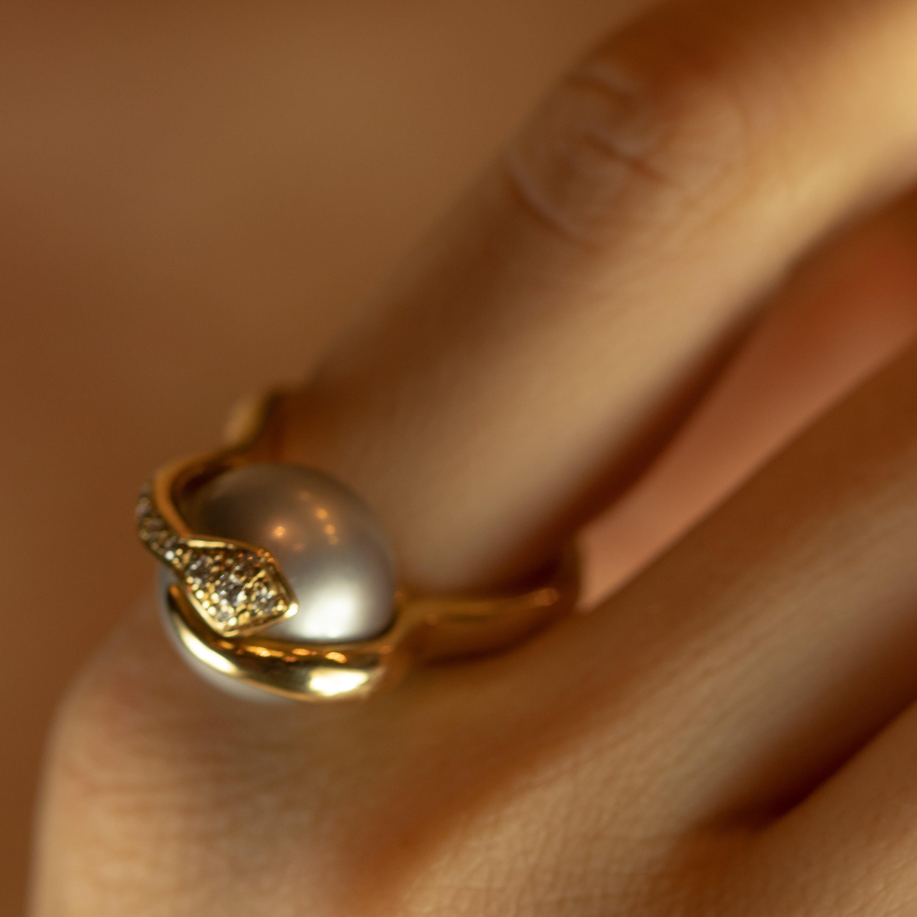 Anillo de oro amarillo de 18 quilates con perla de Tahití y diamante redondo Serpenti Bypass en venta 3