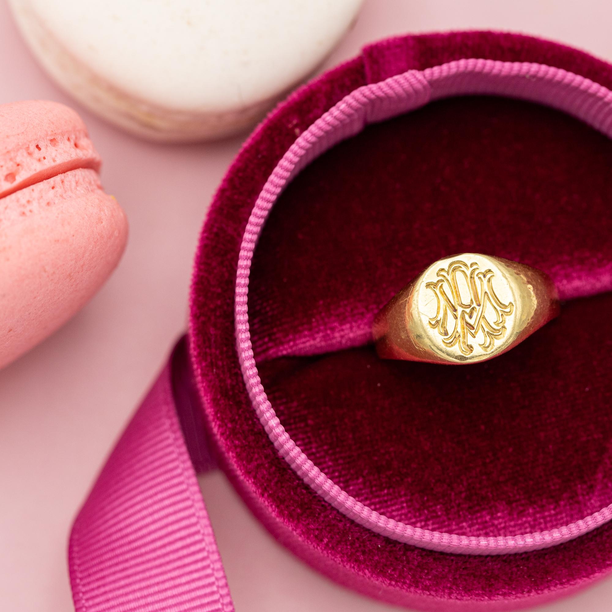 For sale is this wonderful signet ring. This 18 K handmade stunner is a real sign of nobility and status which is perfect to wear with your favourite statement outfit. Signet rings were first worn in the ancient times to seal a letter or leave a