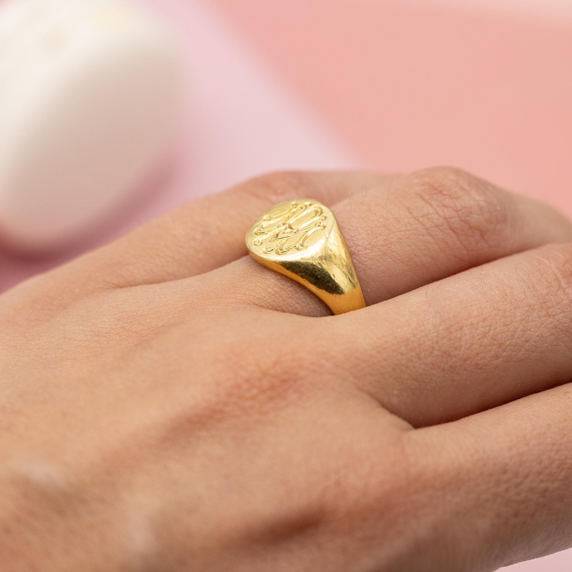 Art Deco 18 Karat signet ring - Intaglio ring - 18 K solid gold gentleman ring - patina