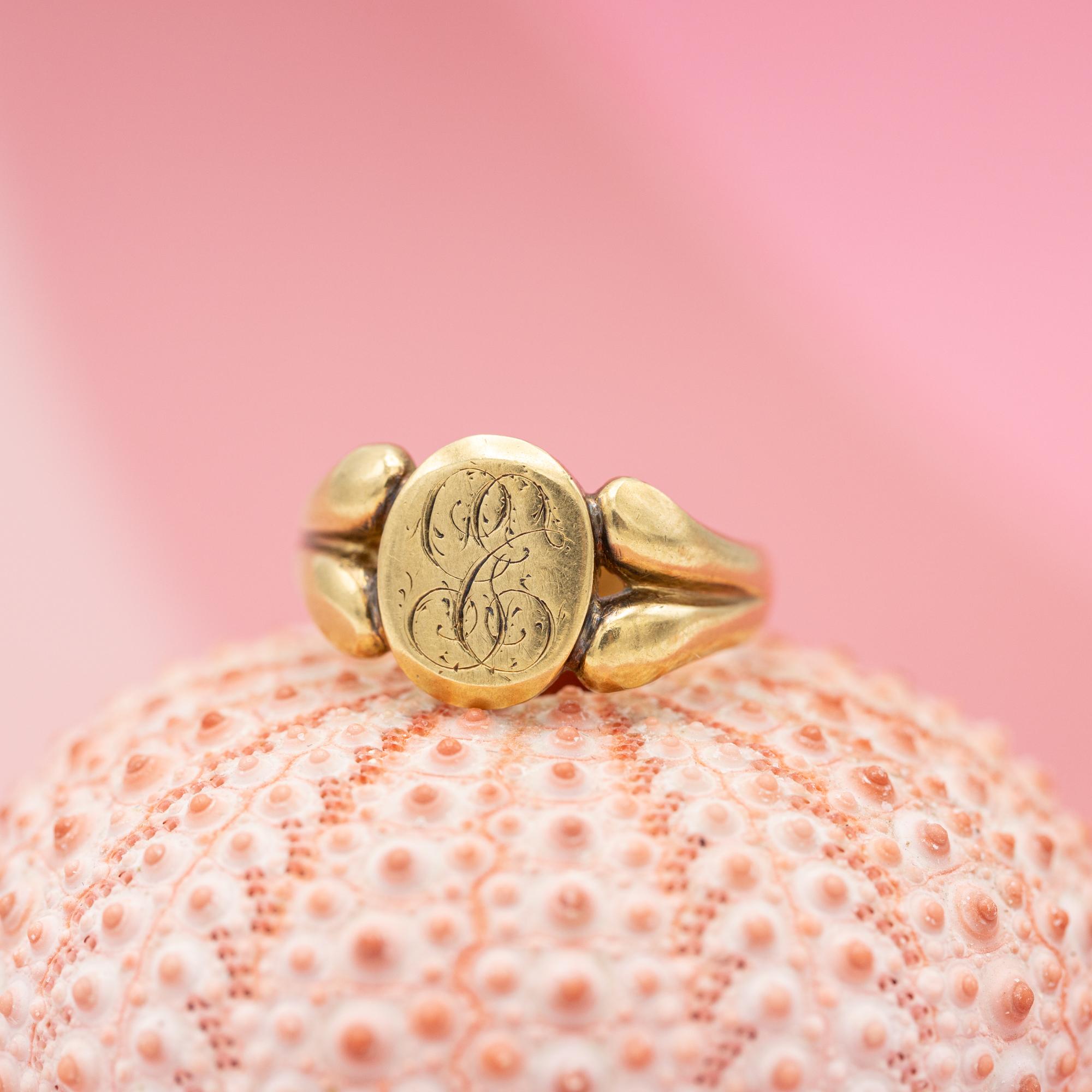 18 Karat signet ring - Intaglio ring - 18 K solid gold gentleman ring - patina In Good Condition In Antwerp, BE