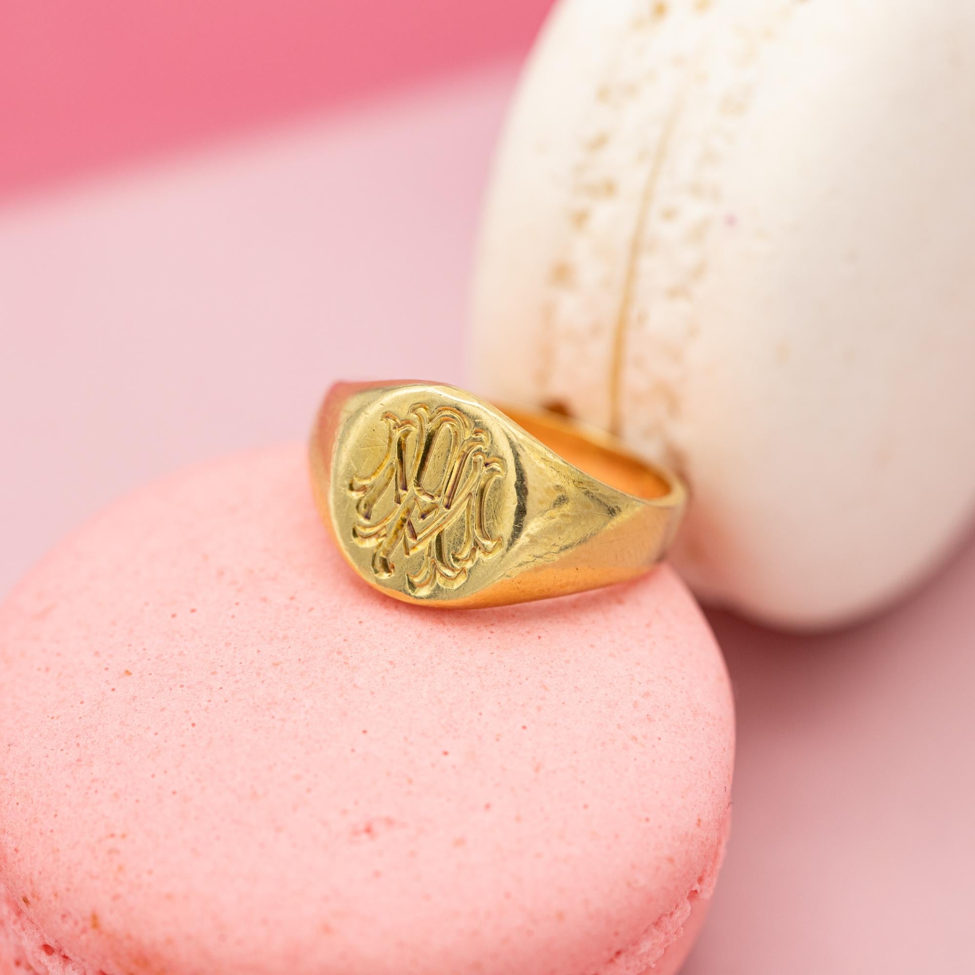 18 Karat signet ring - Intaglio ring - 18 K solid gold gentleman ring - patina In Good Condition In Antwerp, BE