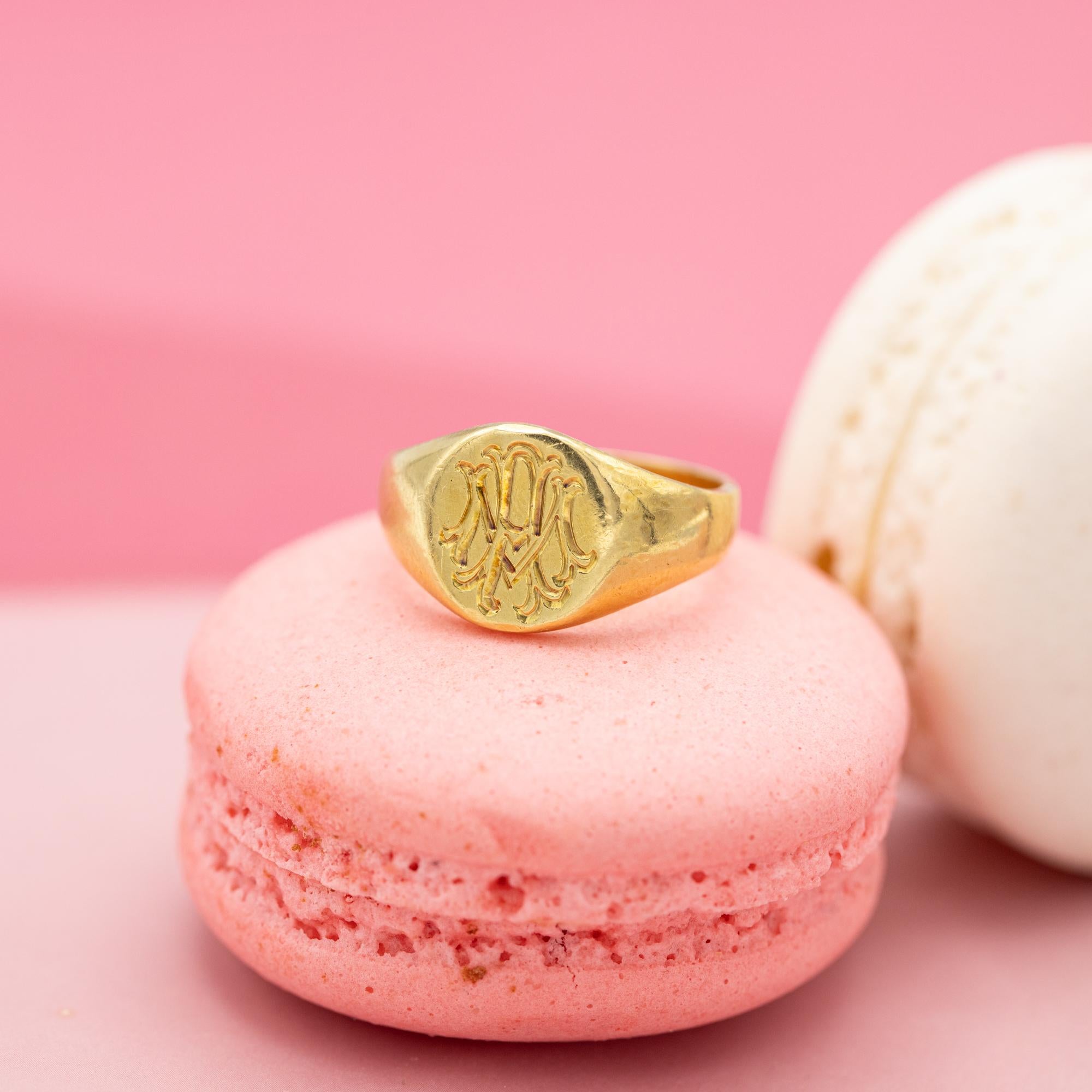 Women's or Men's 18 Karat signet ring - Intaglio ring - 18 K solid gold gentleman ring - patina