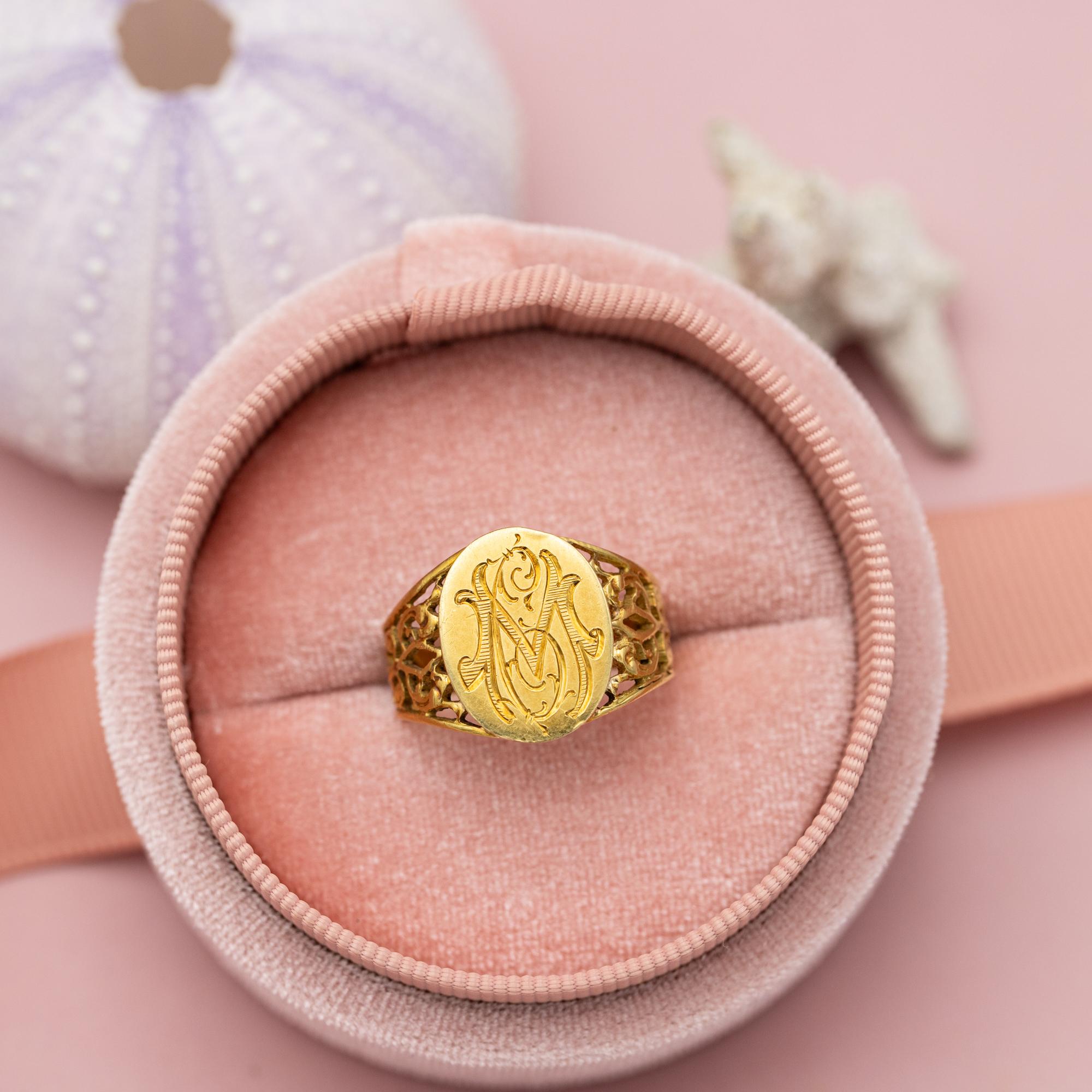 18 Karat signet ring - Intaglio ring - solid gold gentleman ring - patina - M C 5