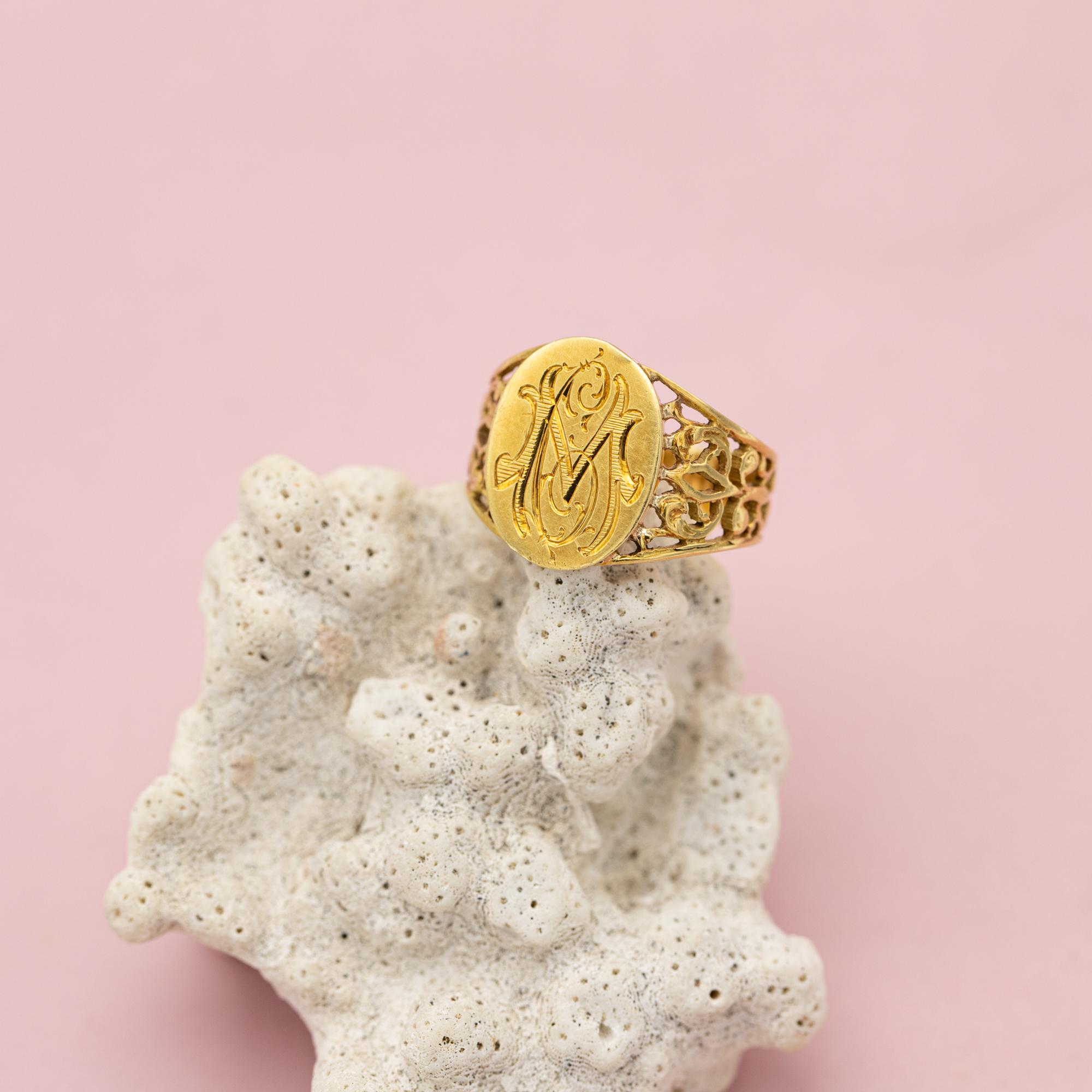 18 Karat signet ring - Intaglio ring - solid gold gentleman ring - patina - M C 7