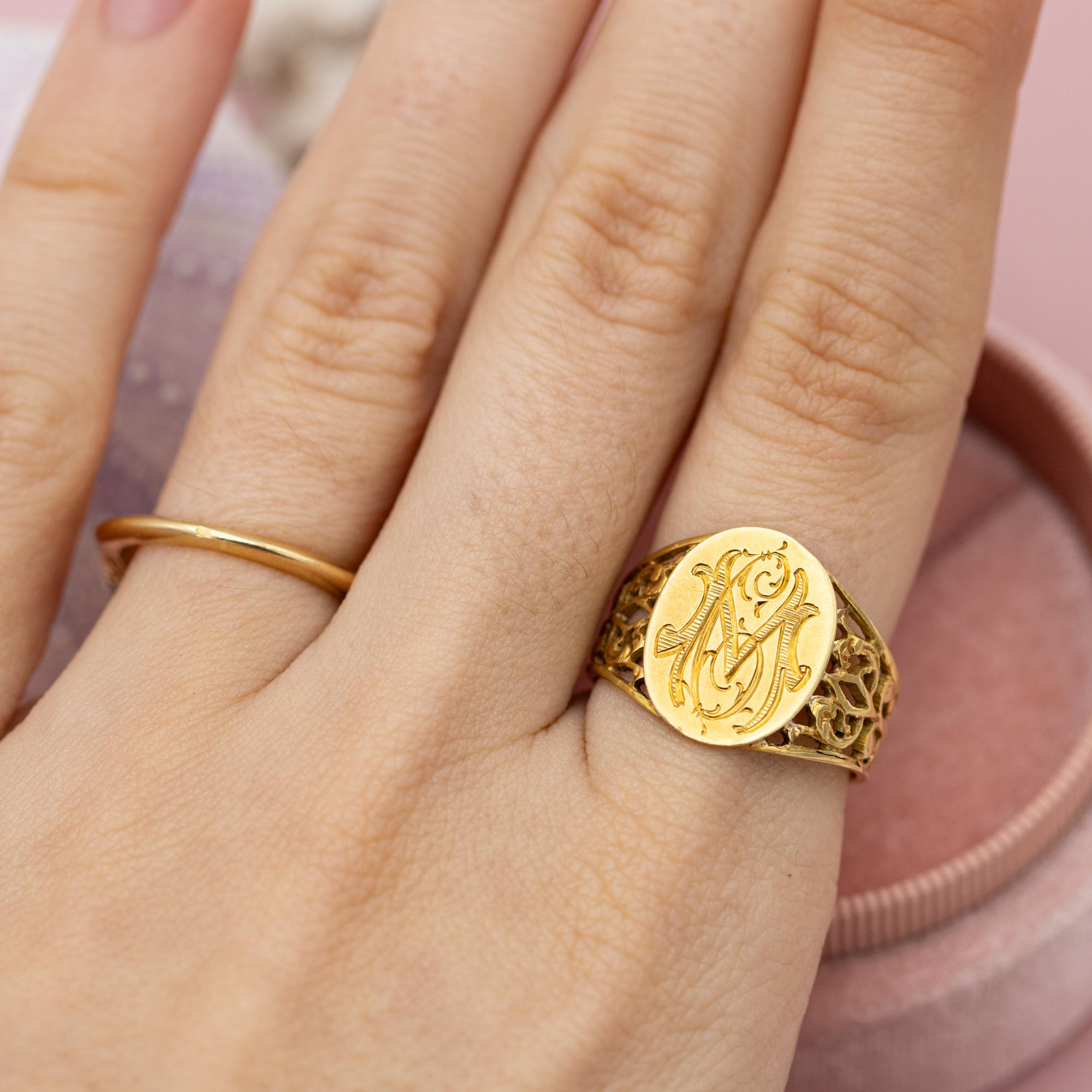 Art Deco 18 Karat signet ring - Intaglio ring - solid gold gentleman ring - patina - M C