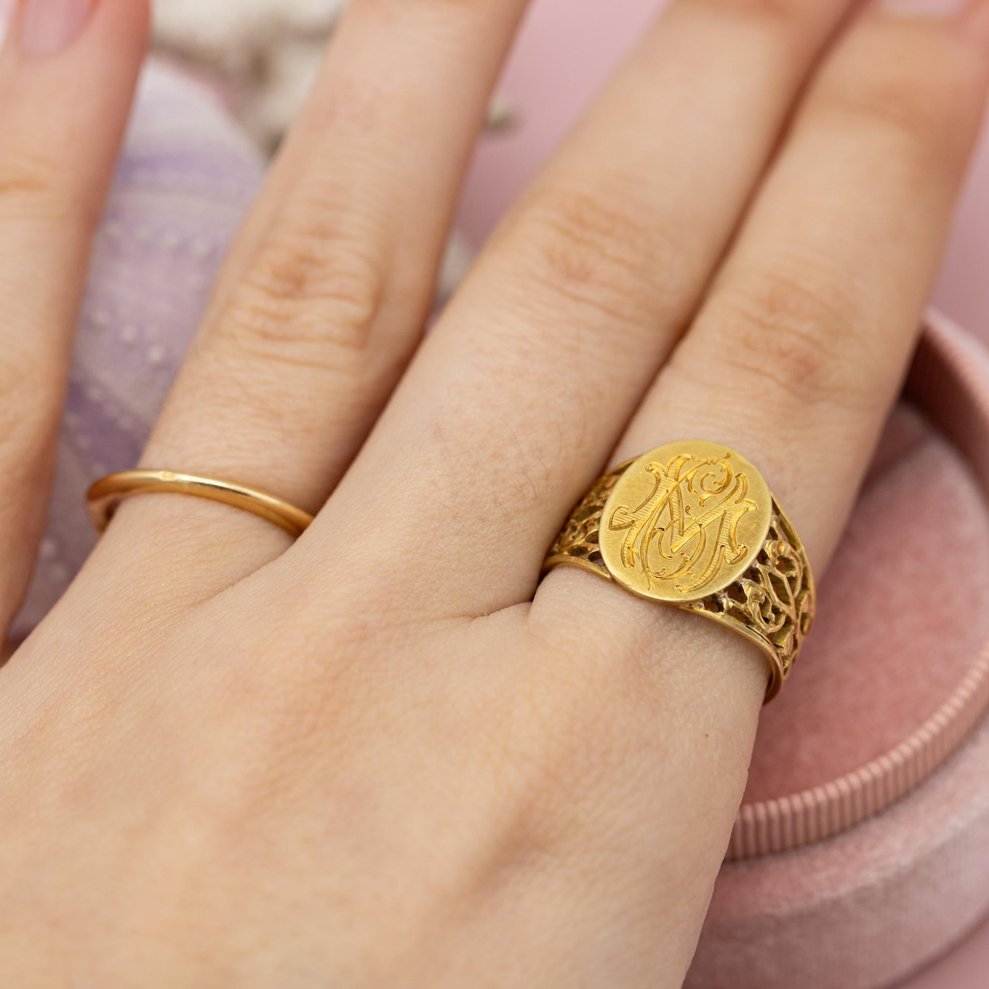 18 Karat signet ring - Intaglio ring - solid gold gentleman ring - patina - M C In Good Condition In Antwerp, BE