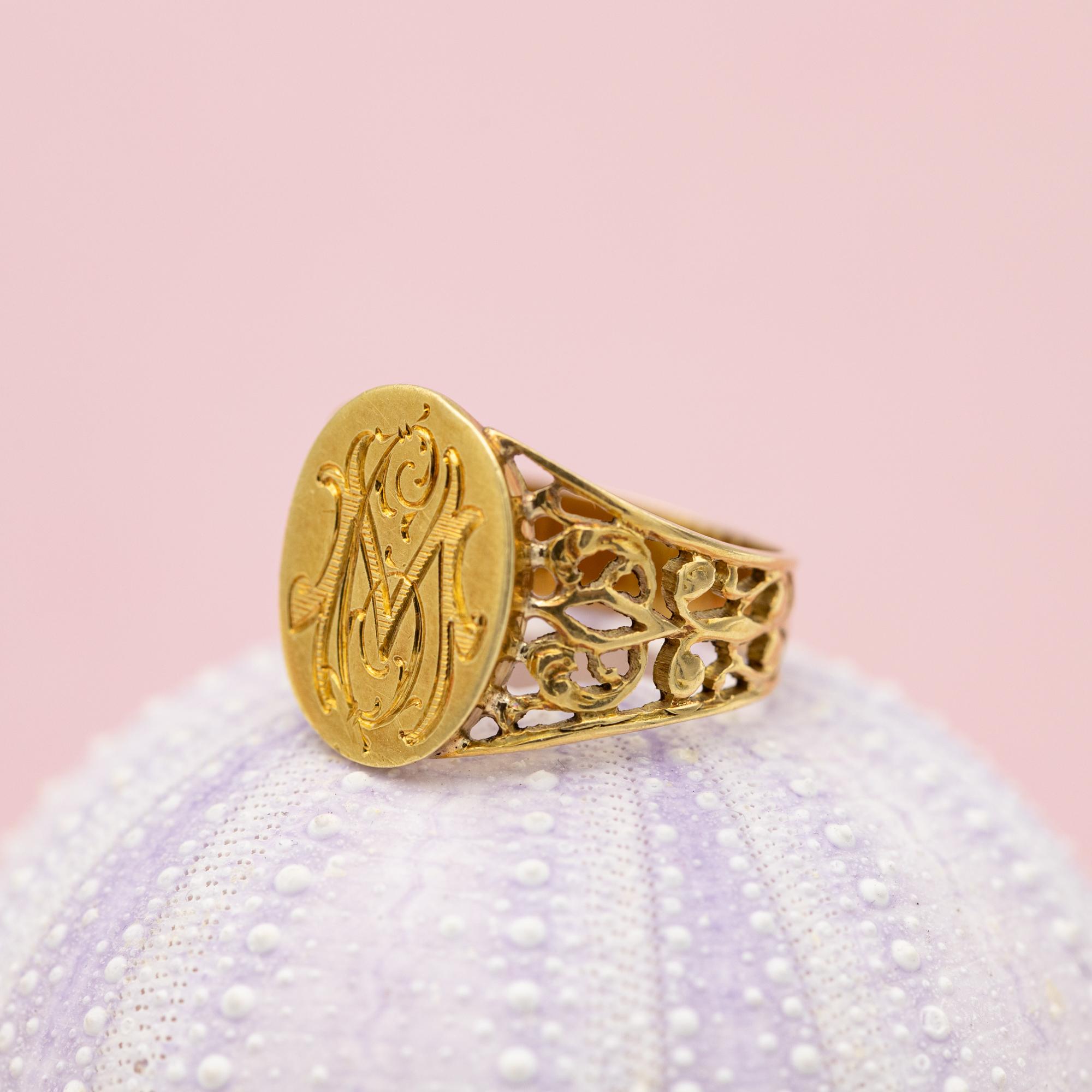 Women's or Men's 18 Karat signet ring - Intaglio ring - solid gold gentleman ring - patina - M C