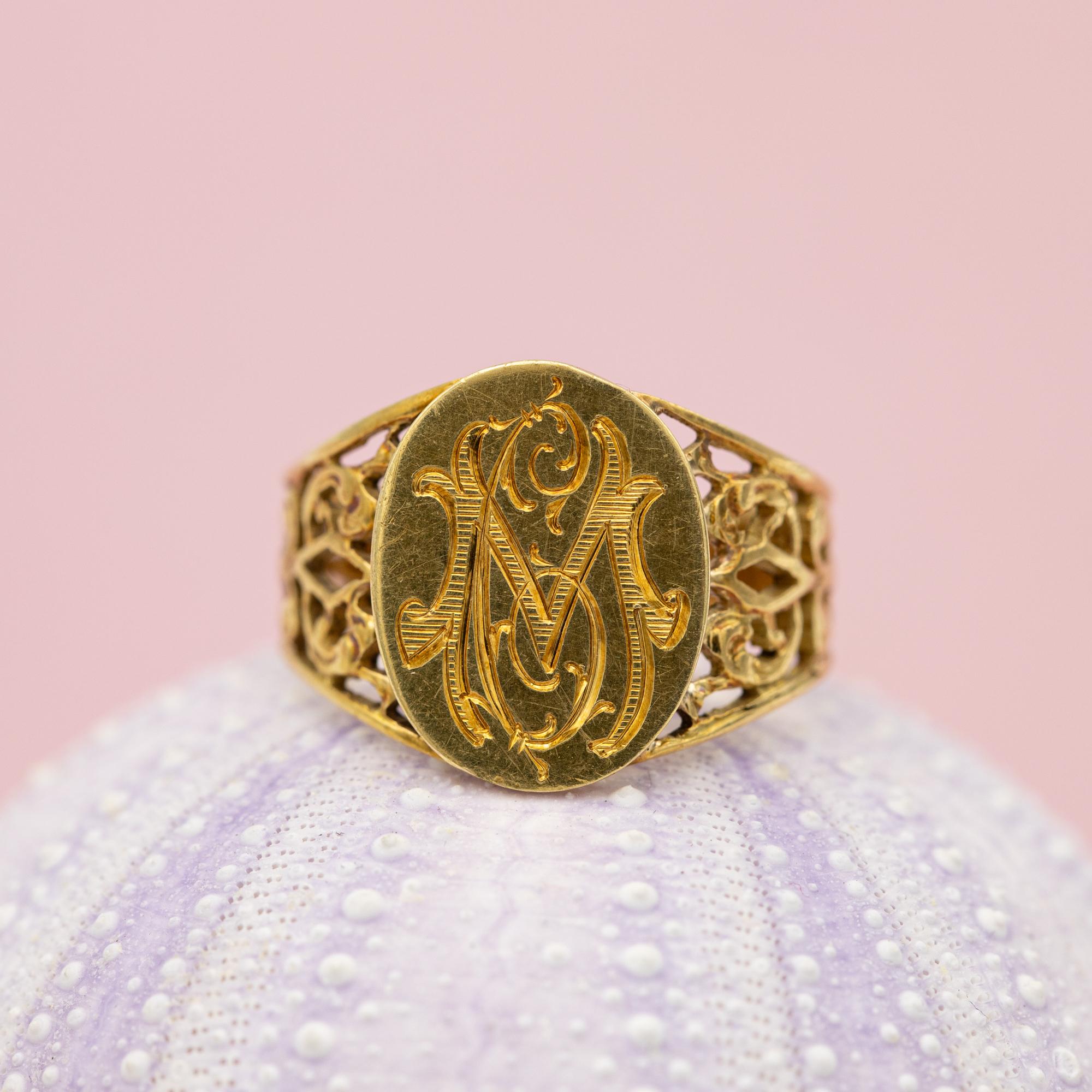 18 Karat signet ring - Intaglio ring - solid gold gentleman ring - patina - M C 1