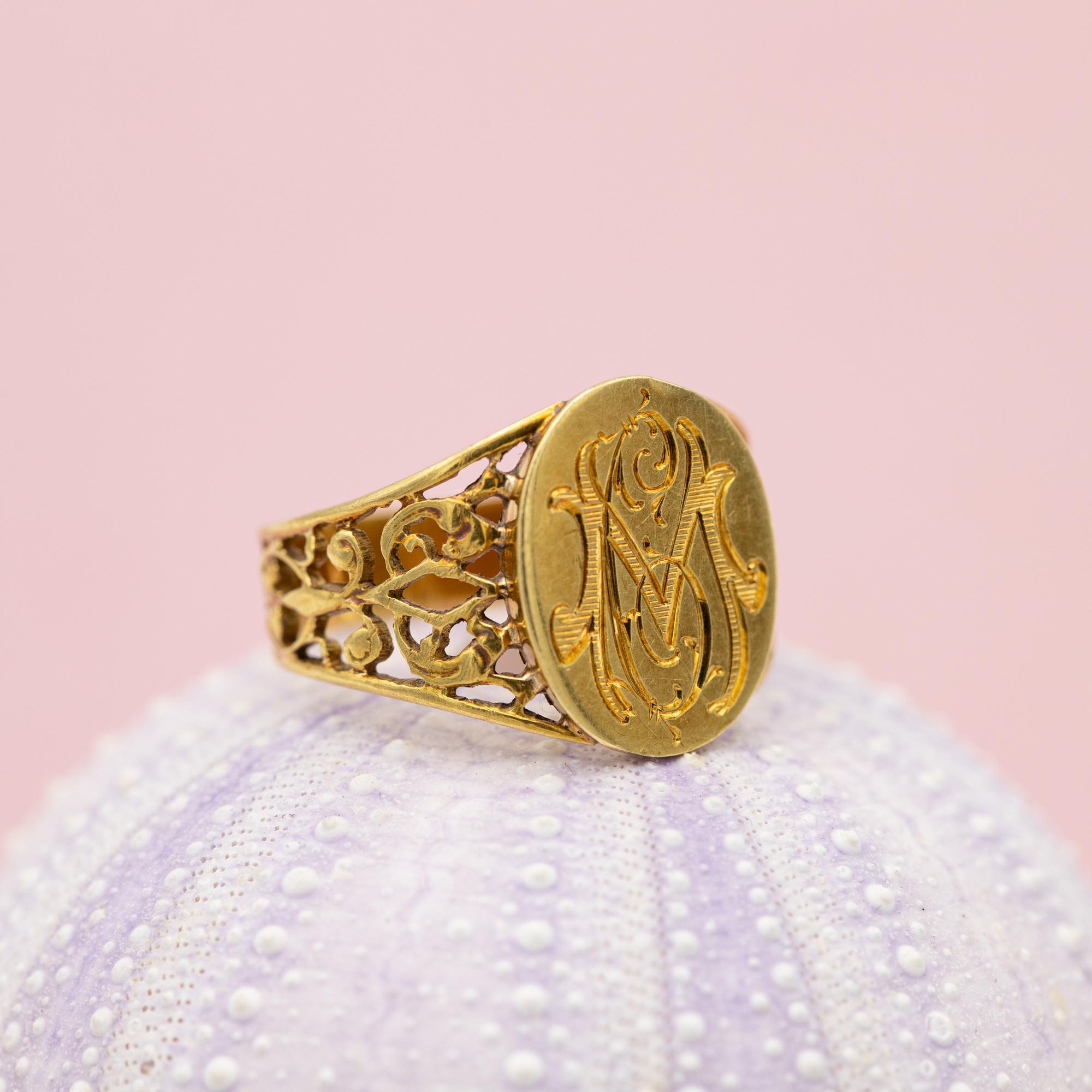 18 Karat signet ring - Intaglio ring - solid gold gentleman ring - patina - M C 2