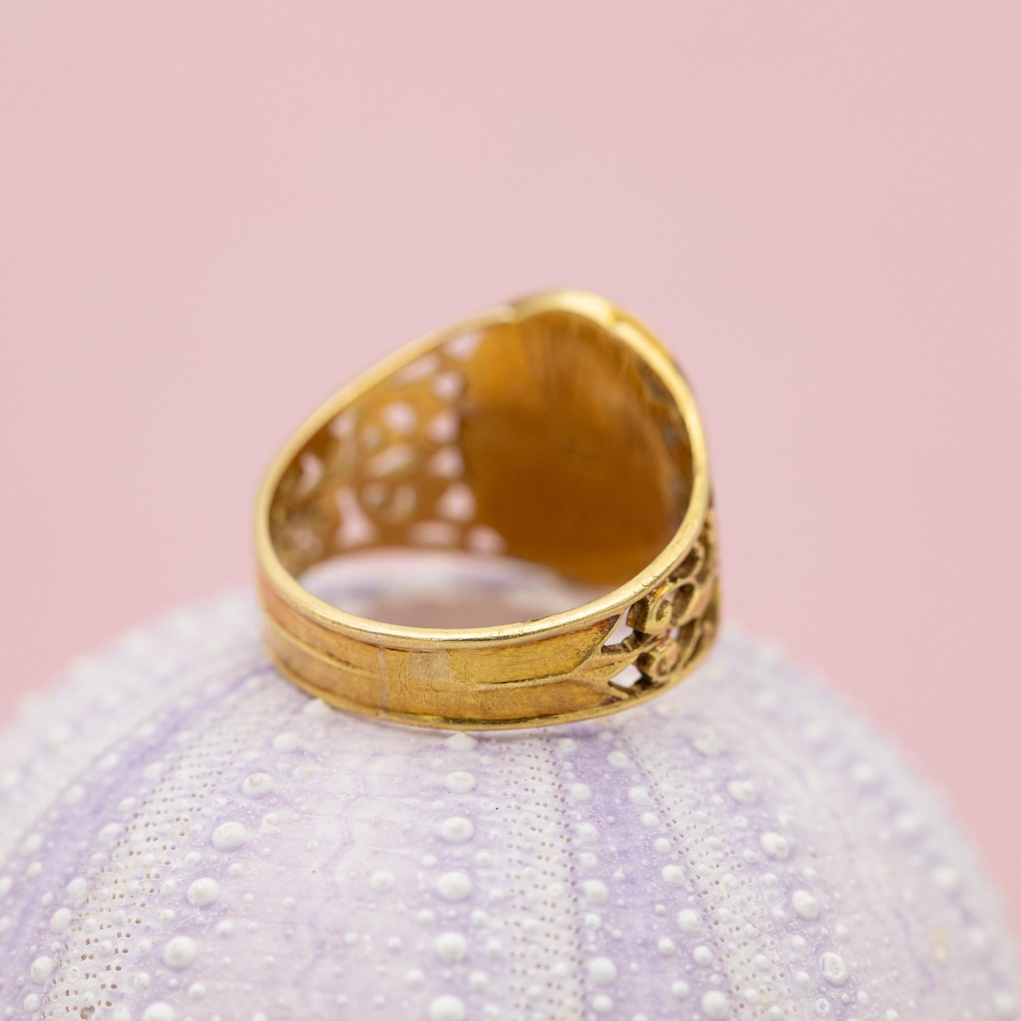 18 Karat signet ring - Intaglio ring - solid gold gentleman ring - patina - M C 3