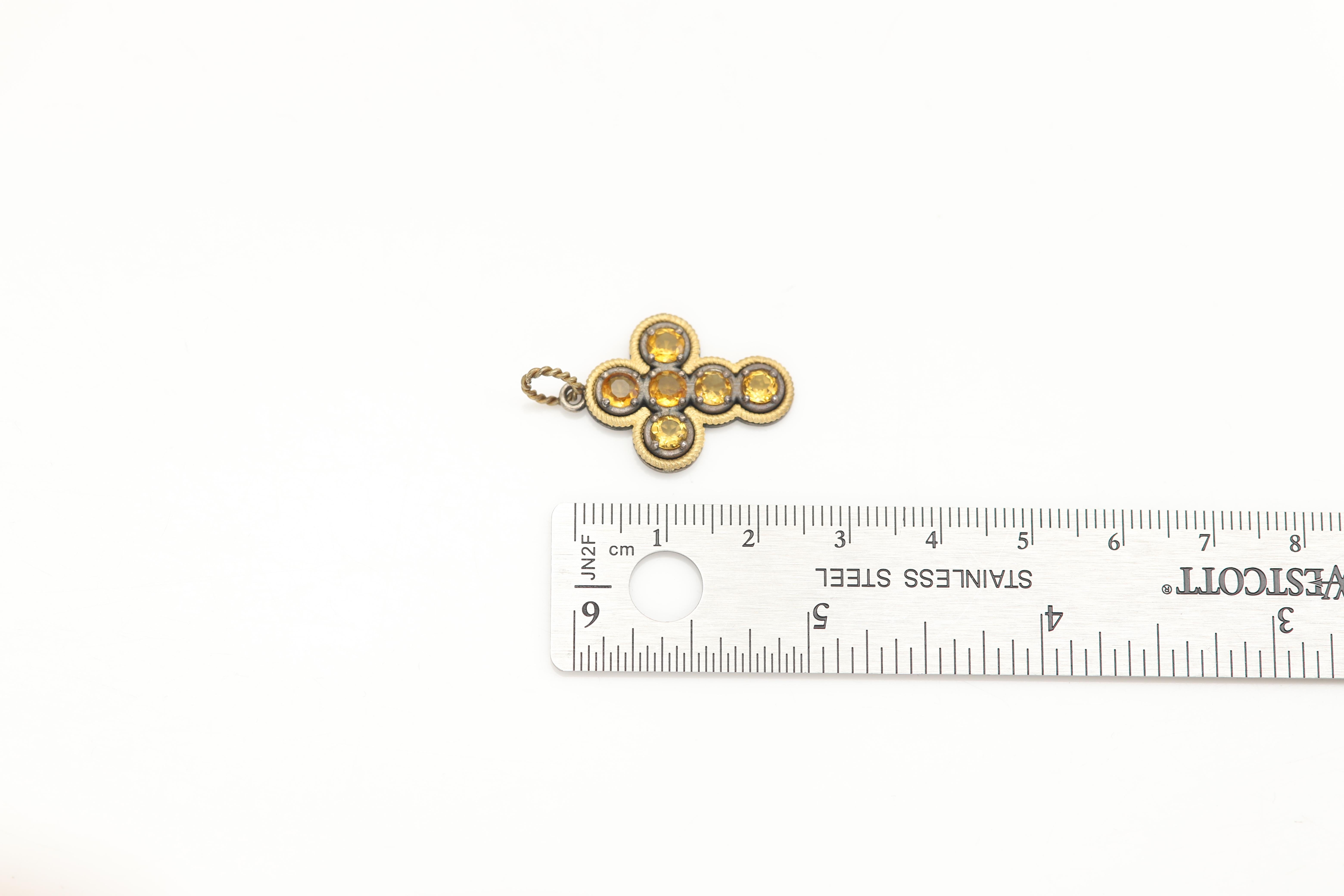 Croix vintage
jamais utilisé
Jaune 18k et argent sterling poids approx. 4.0 grammes
l'or est jaune 18k et de texture mate (non brillante)
Une partie de l'argent est oxydée
Citrine jaune naturelle 
Chaque pierre mesure environ 4,0 mm, pour un total