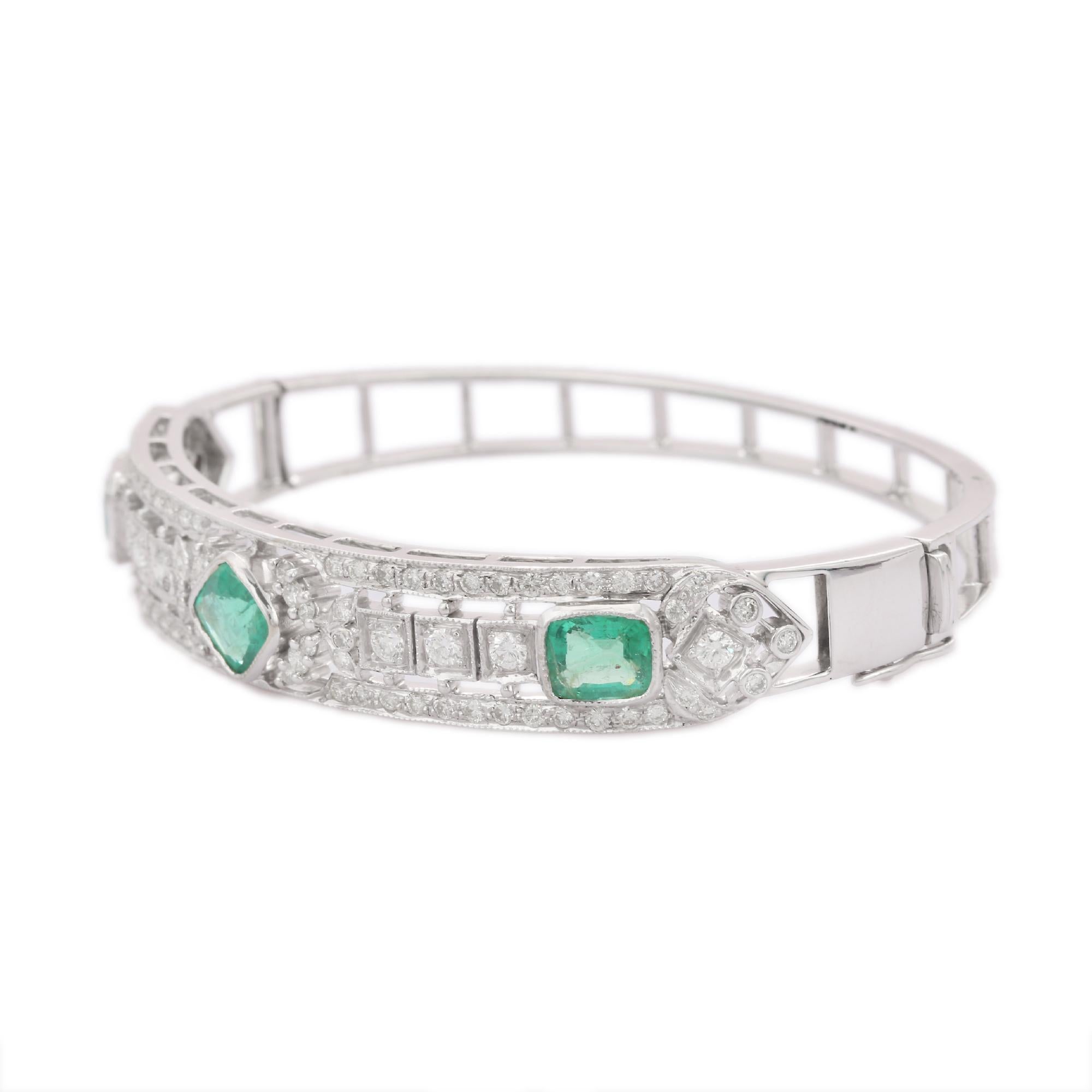 Art Déco Bracciale Clamper in oro bianco massiccio 18 carati con diamanti e smeraldi taglio cuscino in vendita