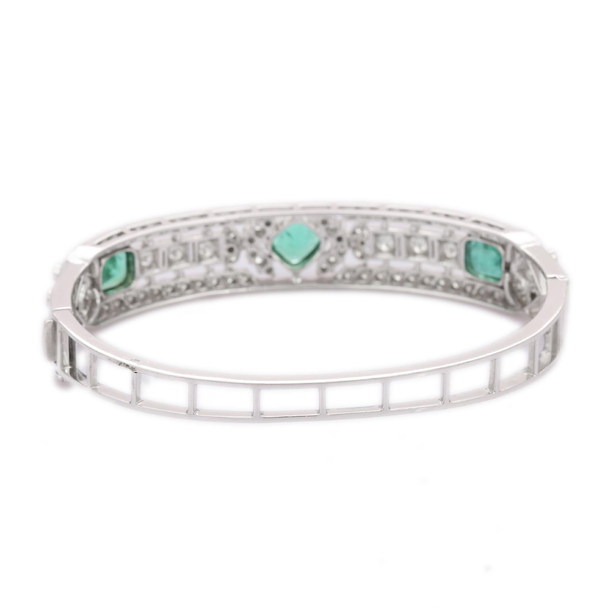 Taglio cuscino Bracciale Clamper in oro bianco massiccio 18 carati con diamanti e smeraldi taglio cuscino in vendita