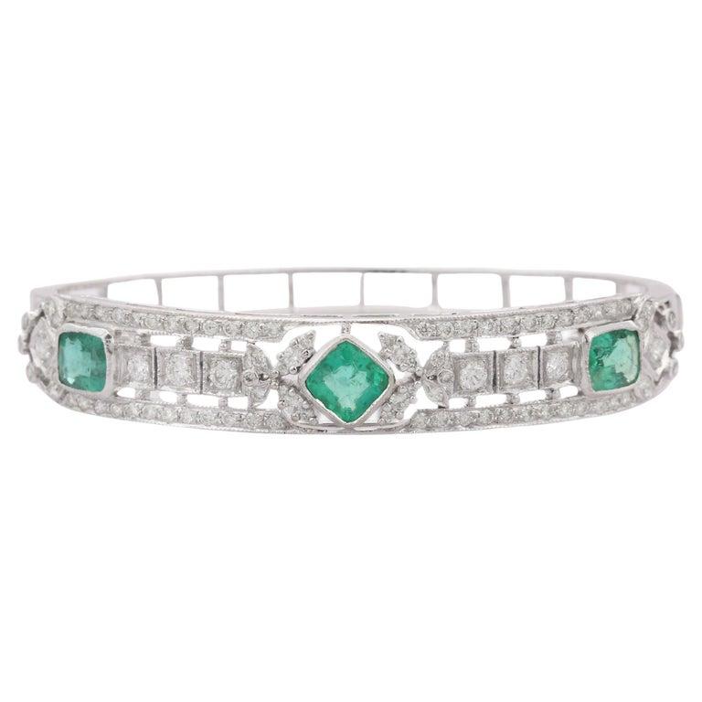 Bracciale Clamper in oro bianco massiccio 18 carati con diamanti e smeraldi taglio cuscino In condizioni Nuovo in vendita a New York, NY