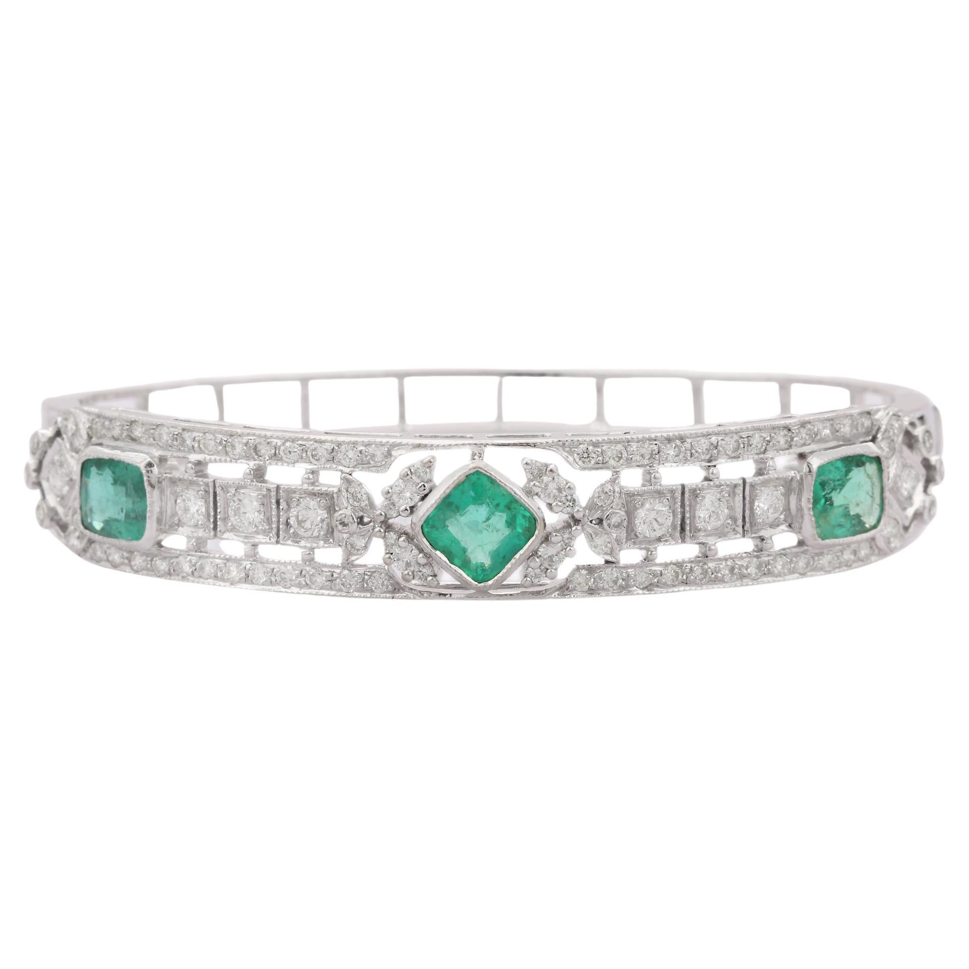 Bracciale Clamper in oro bianco massiccio 18 carati con diamanti e smeraldi taglio cuscino