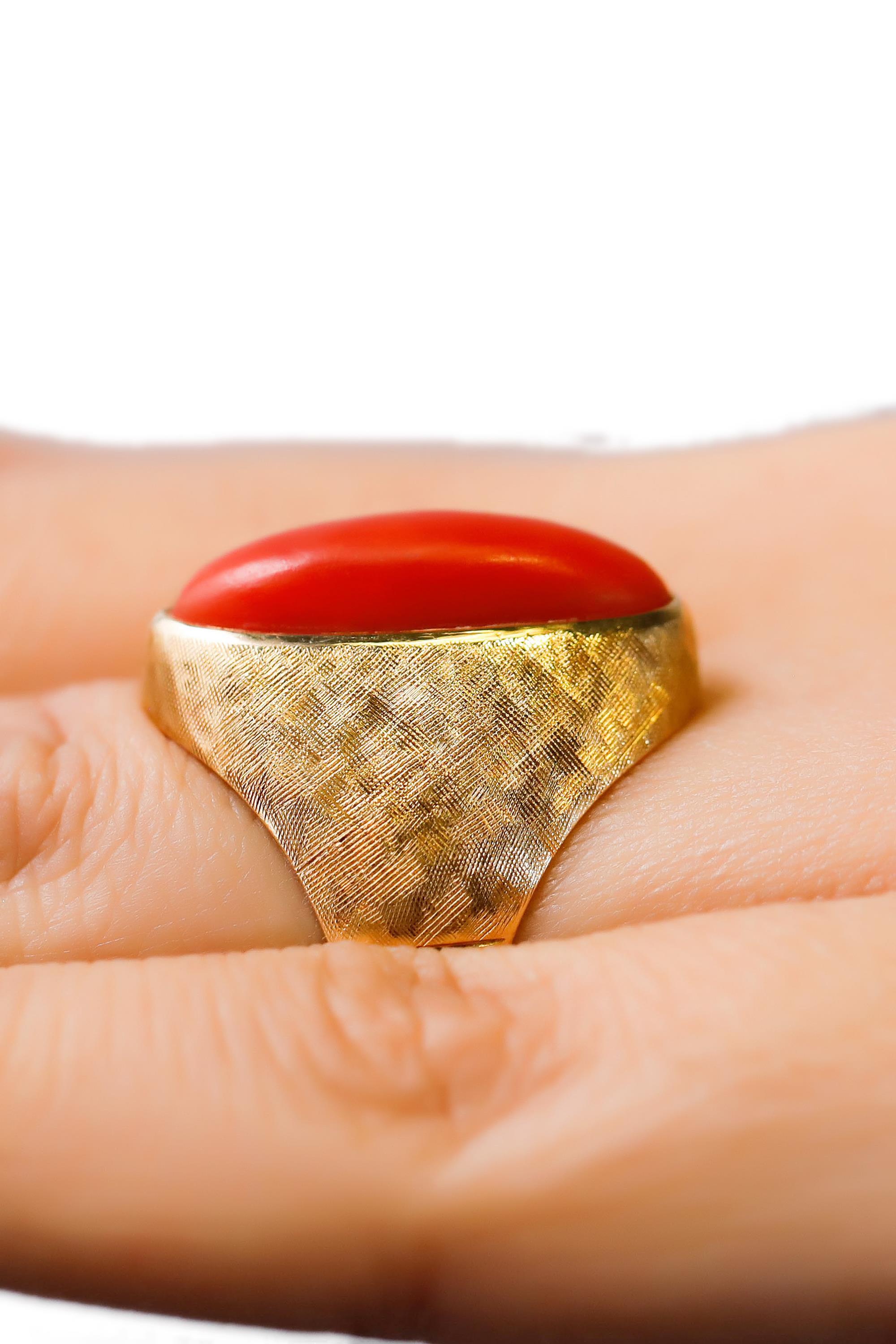 18 Karat Solid Yellow Gold Cabochon Red Coral Estate Ring Vintage Style In New Condition For Sale In New York, NY