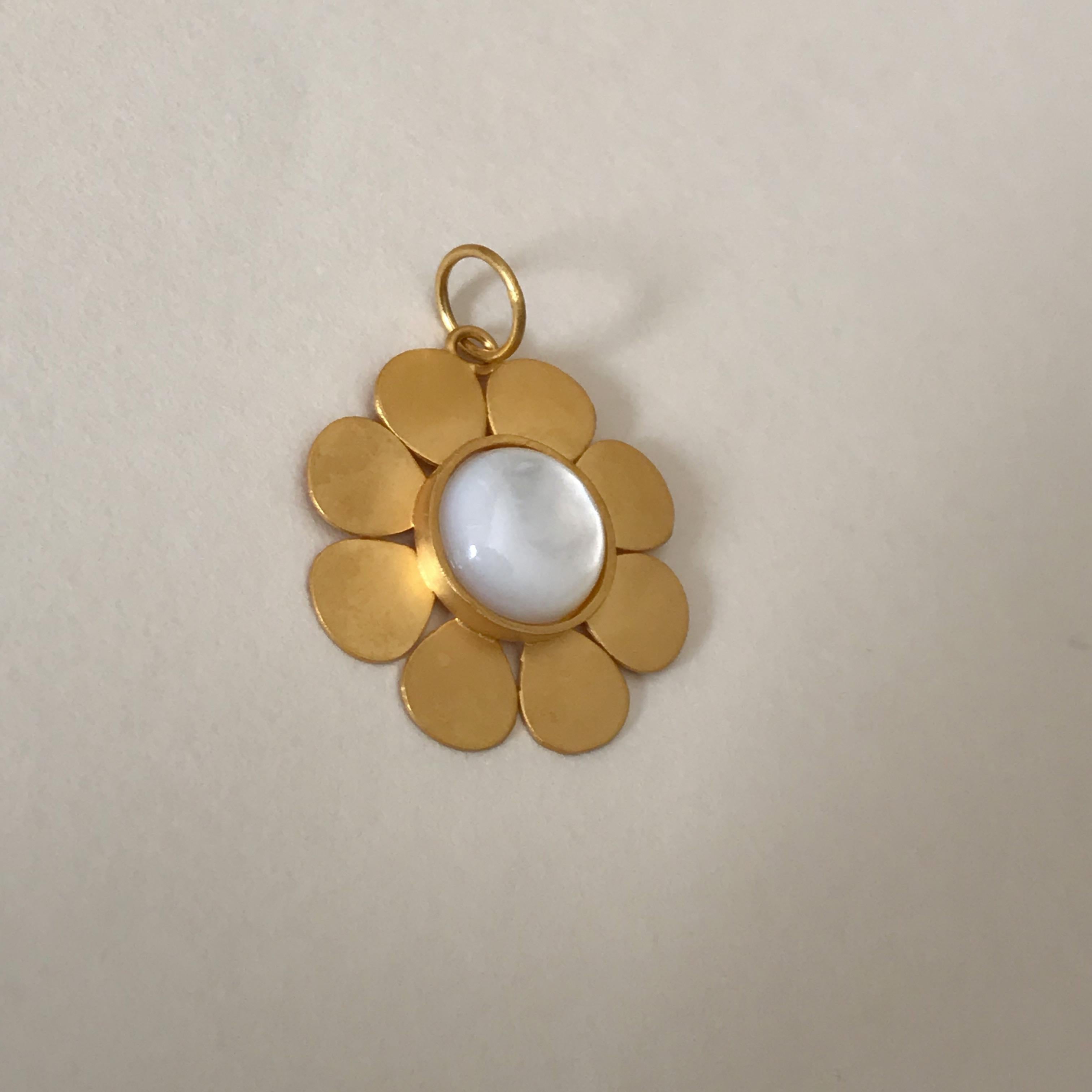 Contemporary 18 Karat Solid Yellow Gold Mother Of Pearl Satin Finish Flower Pendant For Sale