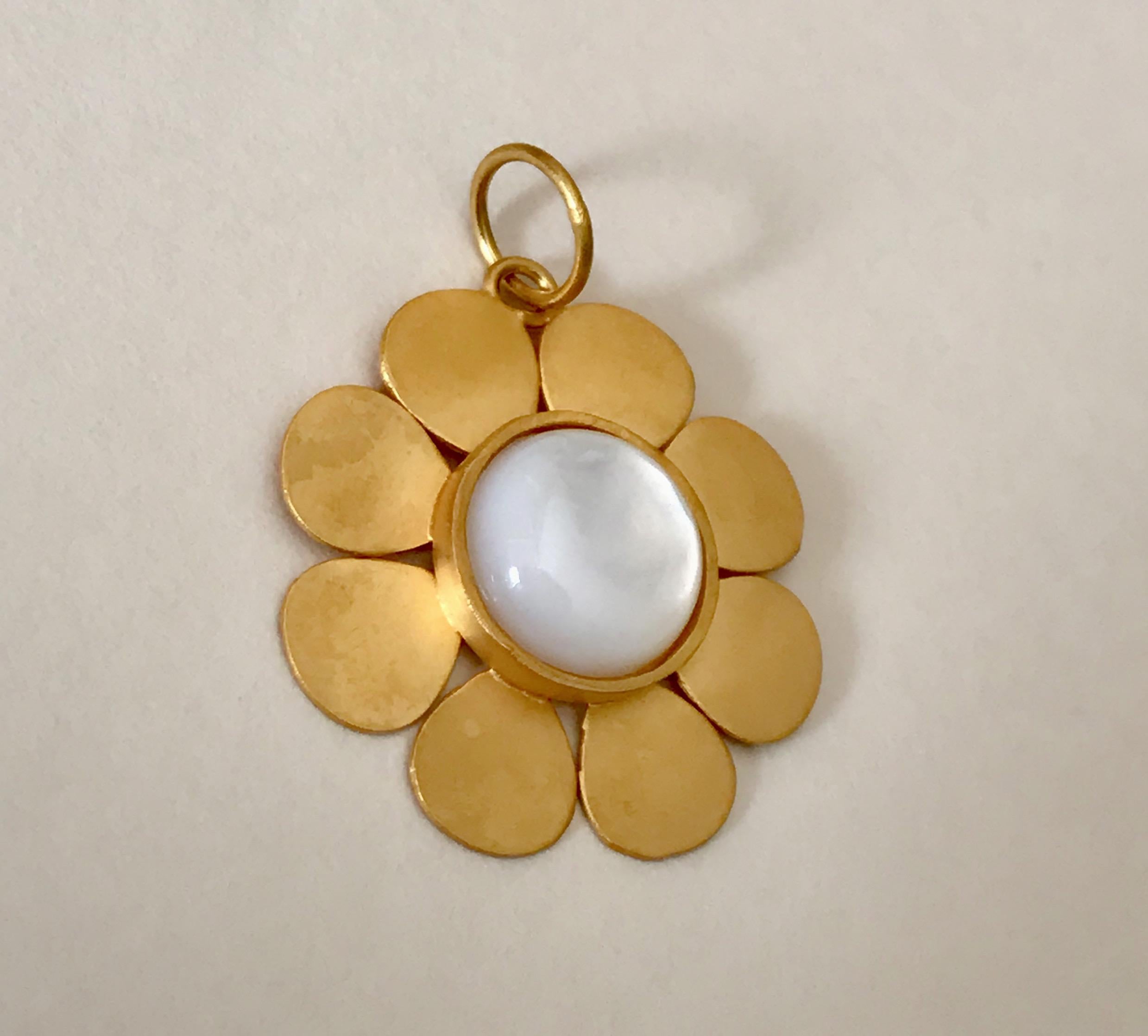 18 Karat Solid Yellow Gold Mother Of Pearl Satin Finish Flower Pendant In New Condition For Sale In London, GB