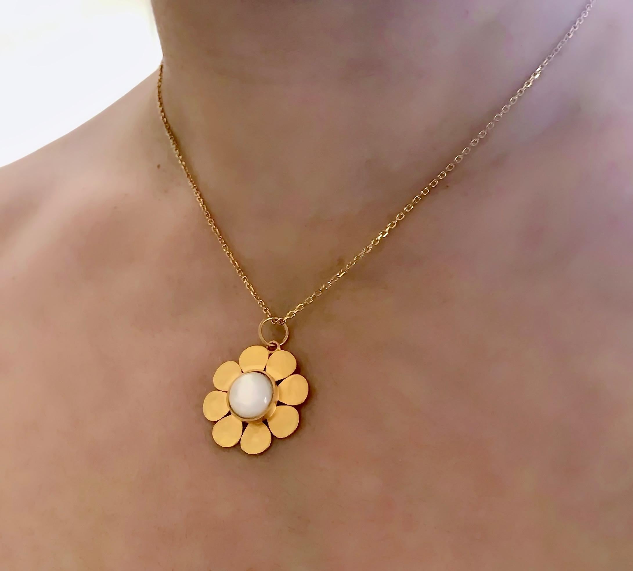 18 Karat Solid Yellow Gold Mother Of Pearl Satin Finish Flower Pendant For Sale 1