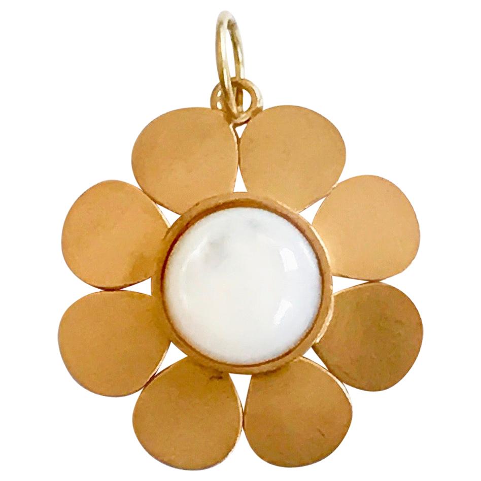 18 Karat Solid Yellow Gold Mother Of Pearl Satin Finish Flower Pendant For Sale