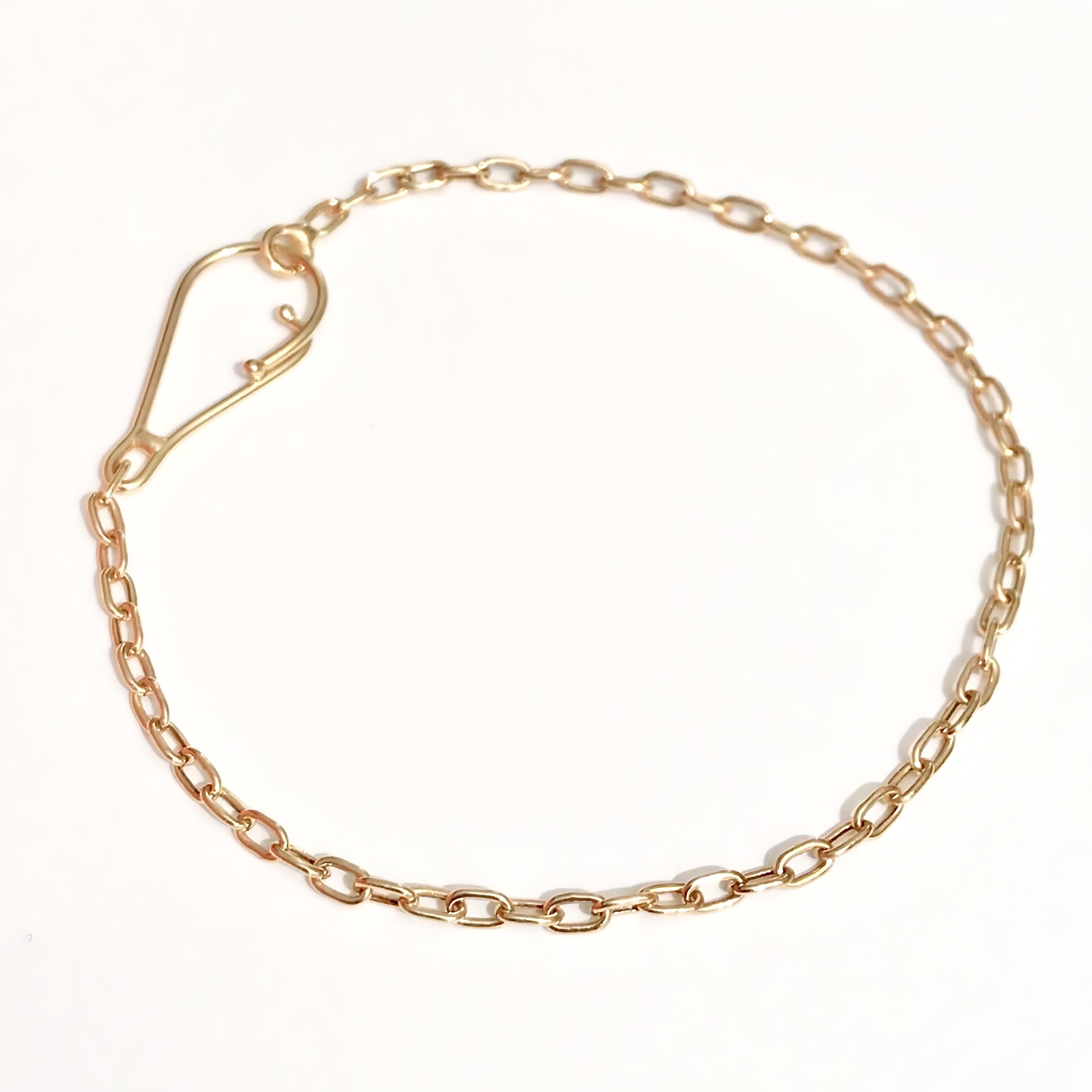 18 Karat yellow gold bracelet with a handmade designed secure clasp. 
Ideal to wear with other bracelets, charms or just itself.
Hallmark: London’s  Goldsmiths’ Company –  Assay Office ( laser mark on the clasp ) 
Length: 18.50cm
Gauge:  2.30mm
All