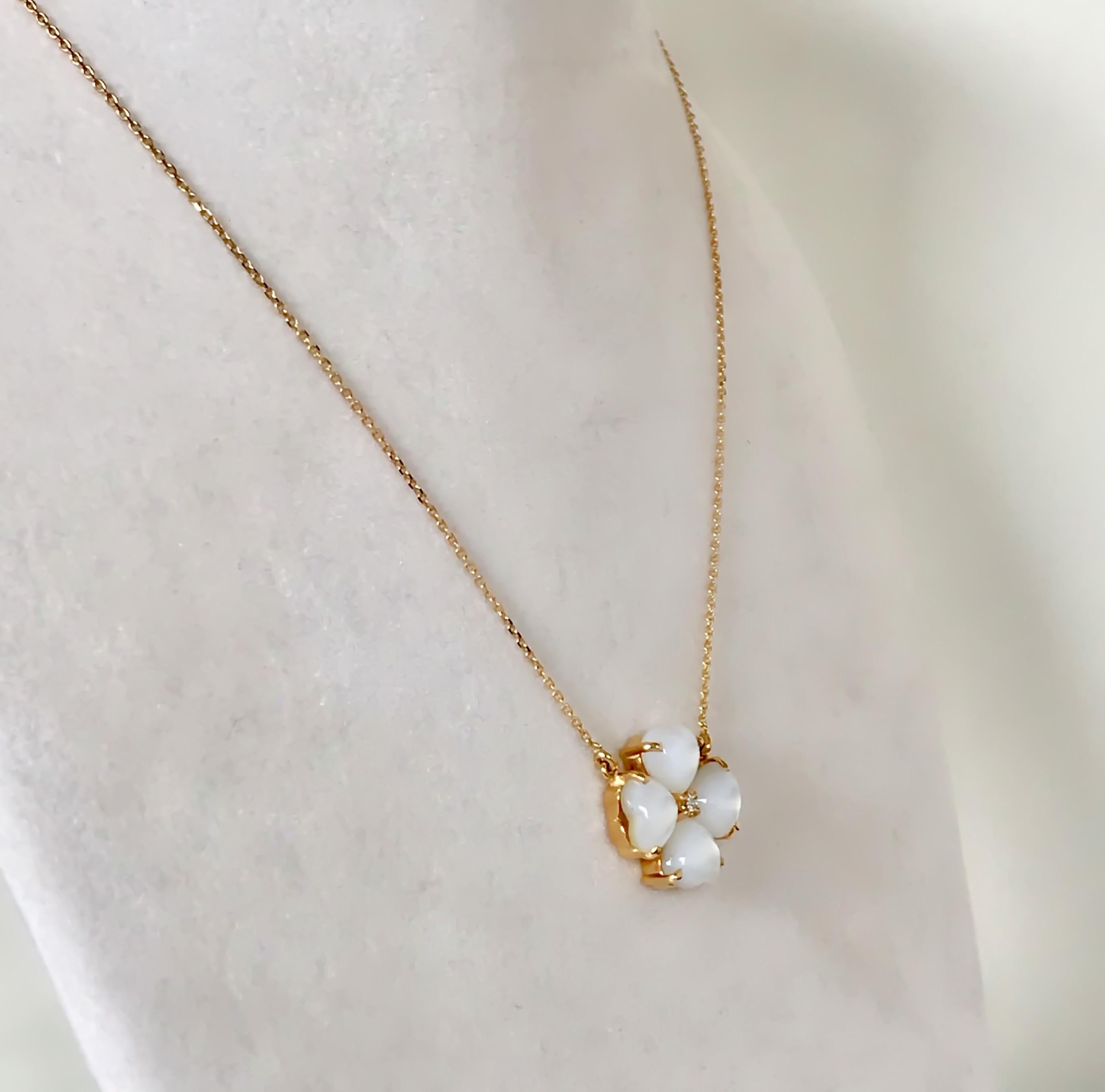Handmade 18 karat solid gold necklace with mother of pearl and a diamond centre. 
Four leaves clover is a symbol of good luck and happiness.  Those who find a four-leaf clover are destined for good luck, as each leaf in the clover symbolises faith,