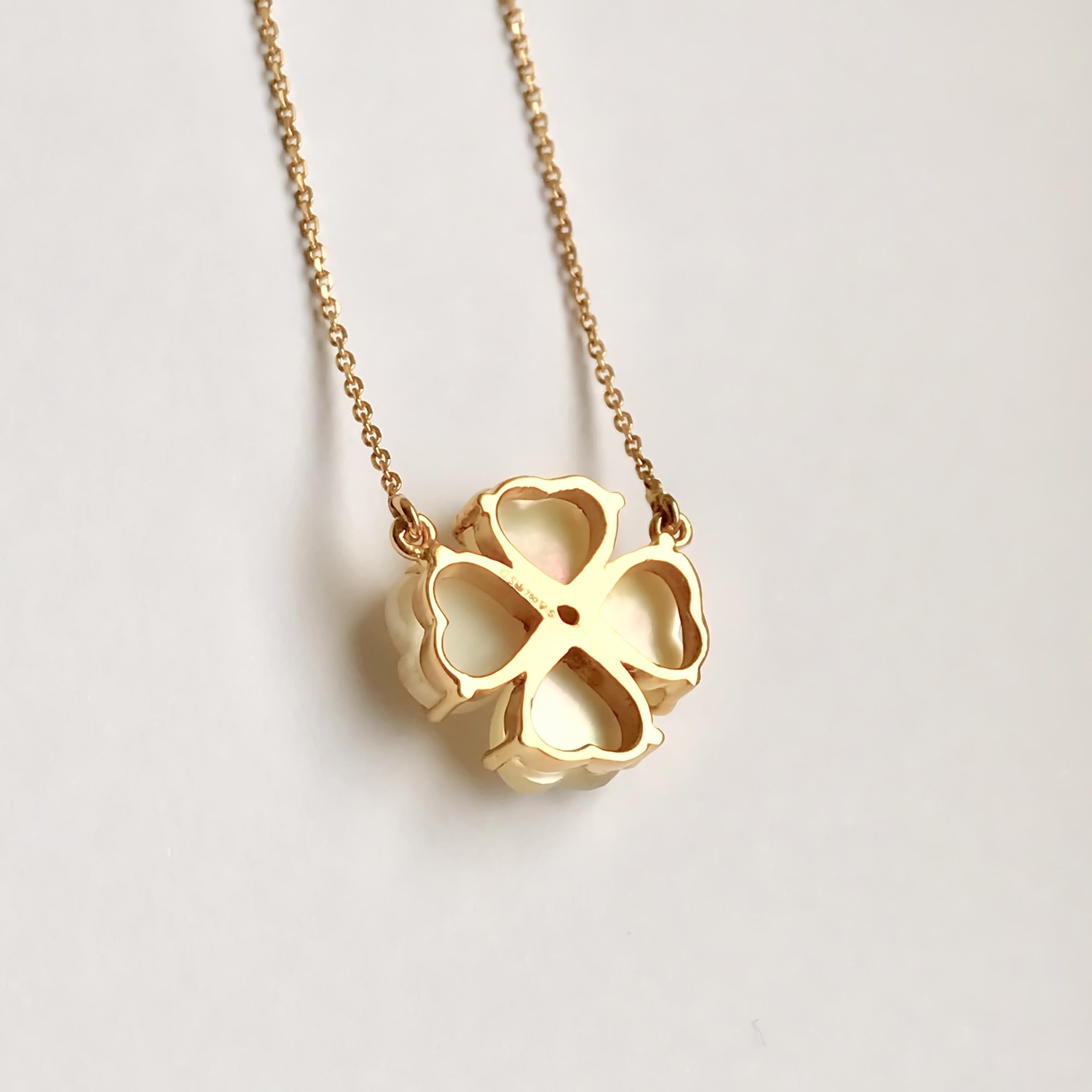 Contemporary 18 Karat Solid Yellow Gold Mother of Pearl Good Luck Clover Pendant Necklace For Sale