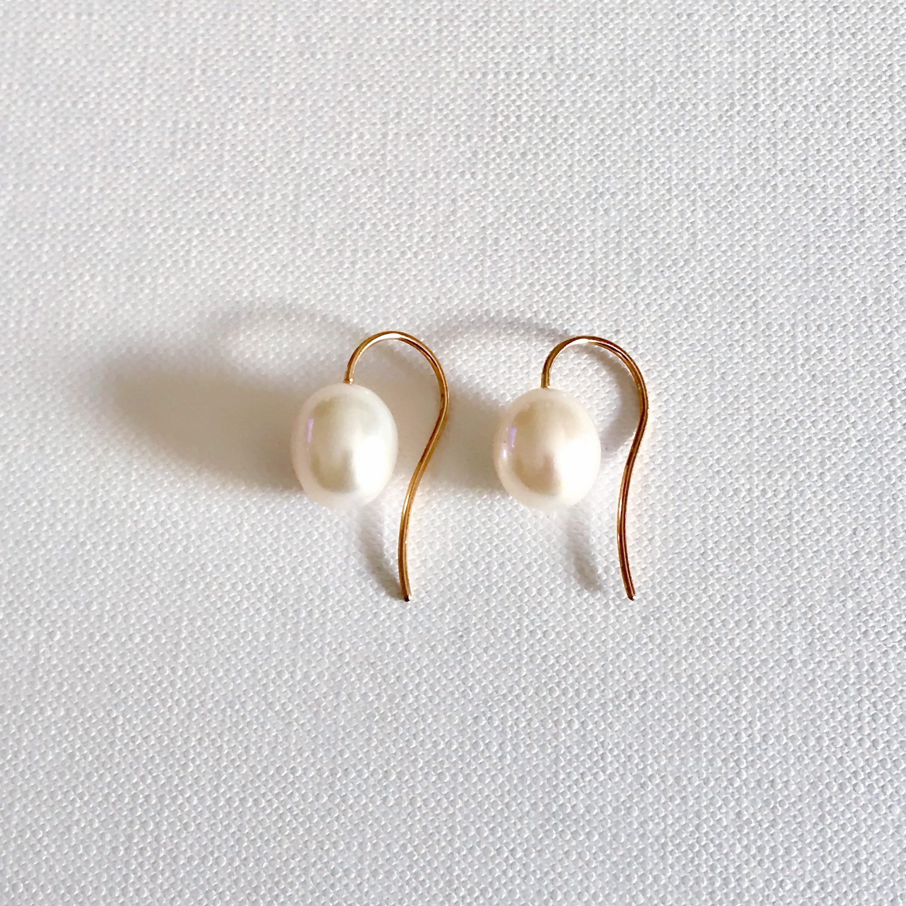 18 Karat solid yellow gold freshwater cultured pearl hook earrings. 
Easy to wear with any type of outfit throughout the year.
Height: 26.00mm
Drop's height: 20.00mm
Width: 10.00mm
All our jewellery are new and have never been previously owned. 
We