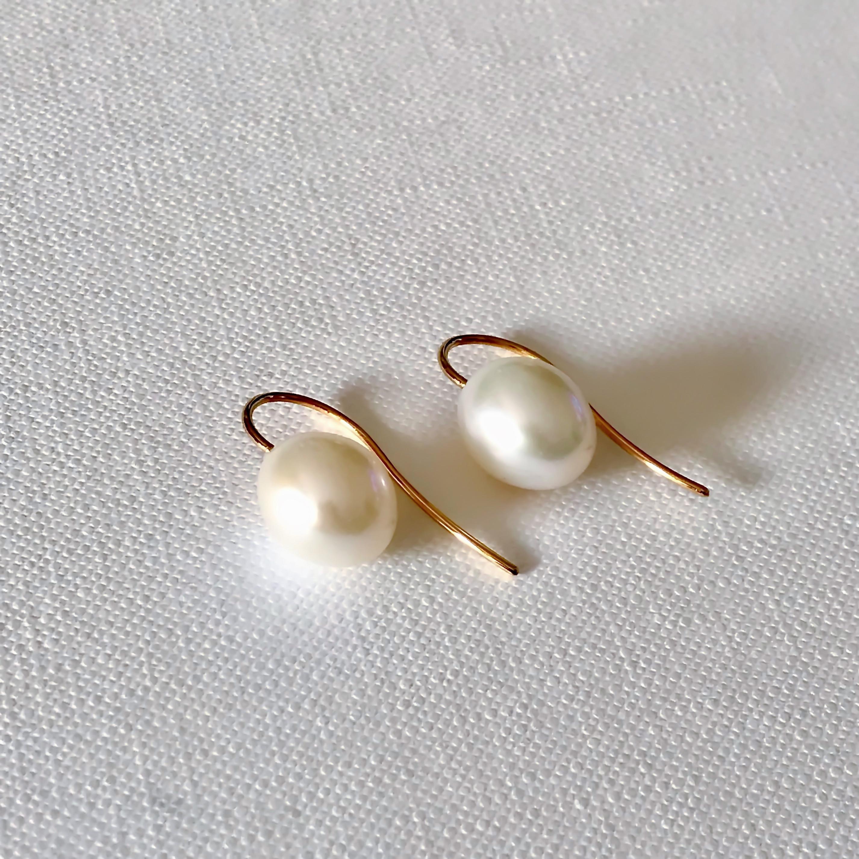 18 Karat Solid Yellow Gold Pearl Hook Drop Earrings In New Condition For Sale In London, GB