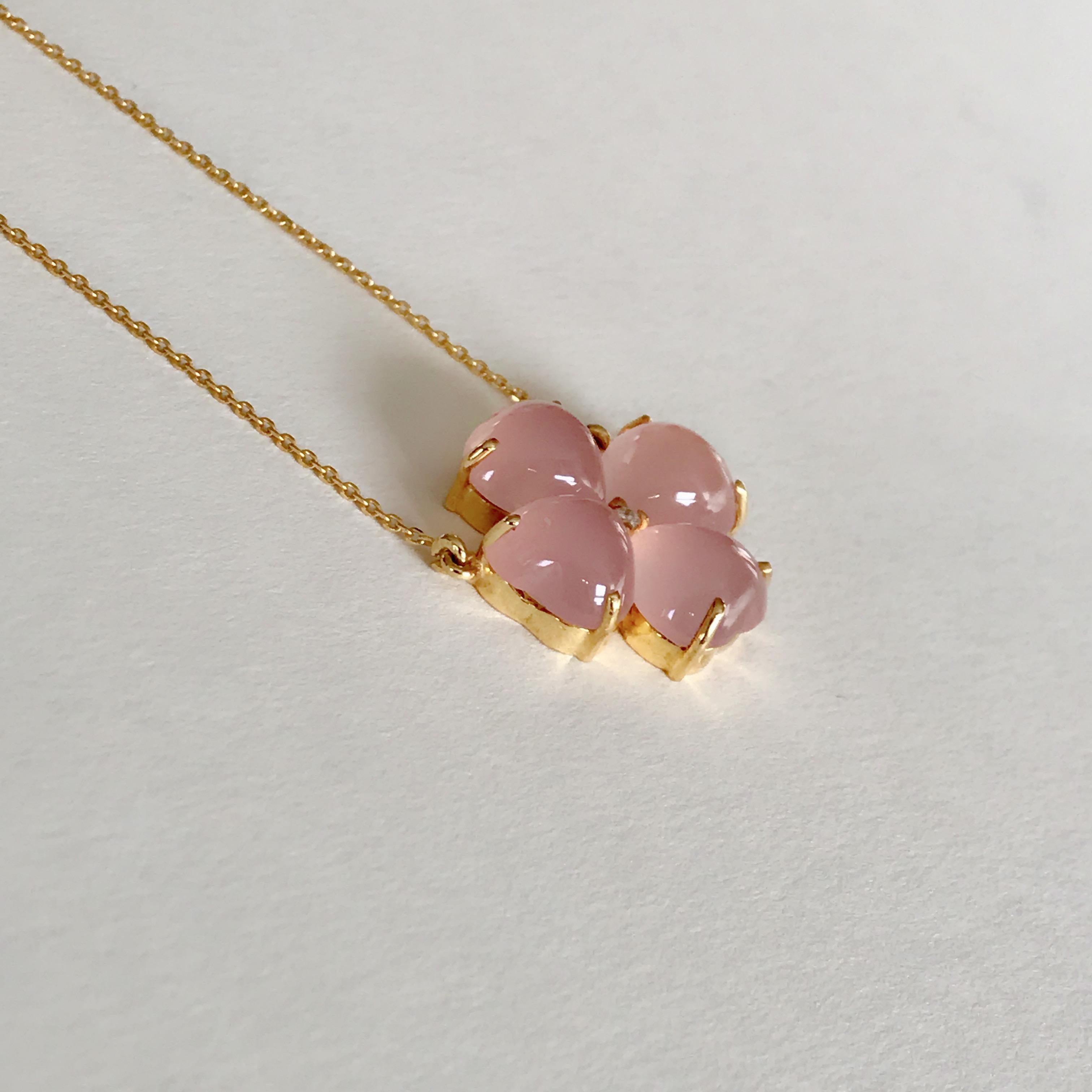 Handmade 18 Karat Solid Yellow Gold Pink Chalcedony Clover Pendant Necklace In New Condition For Sale In London, GB