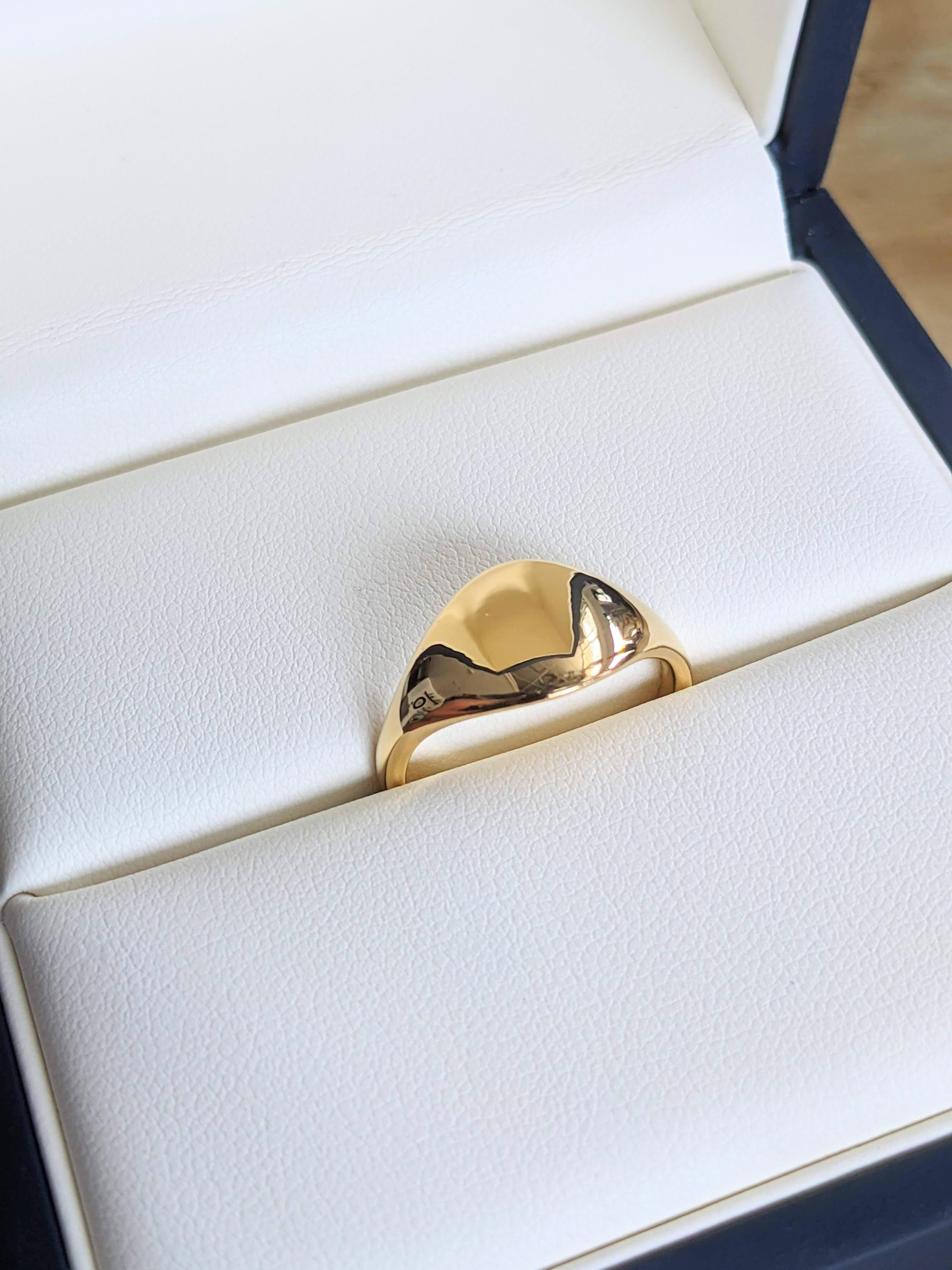 Women's or Men's 18 Karat Solid Yellow Gold Ring  For Sale