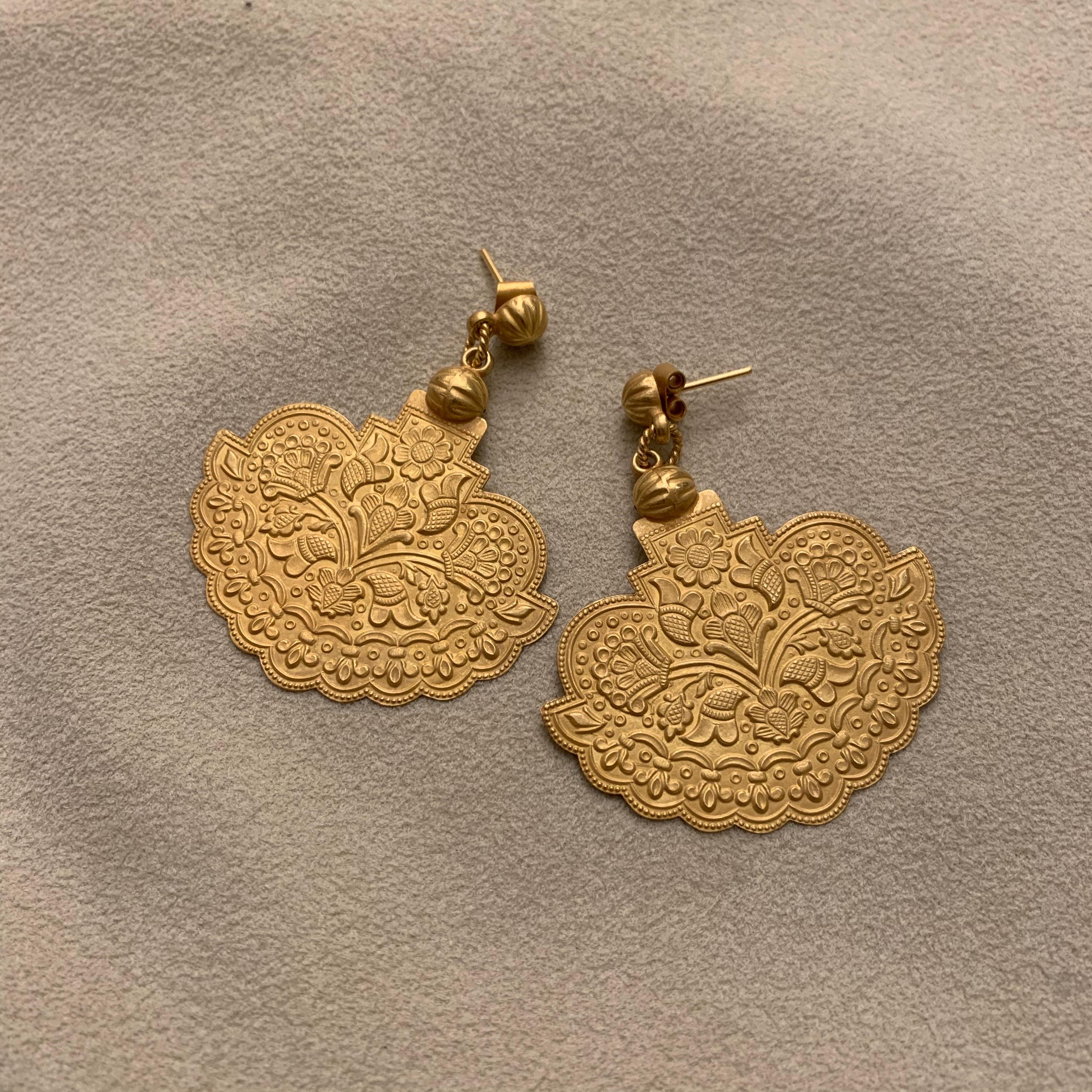 18 Karat Solid Yellow Gold Satin Finish Drop Earrings For Sale 3