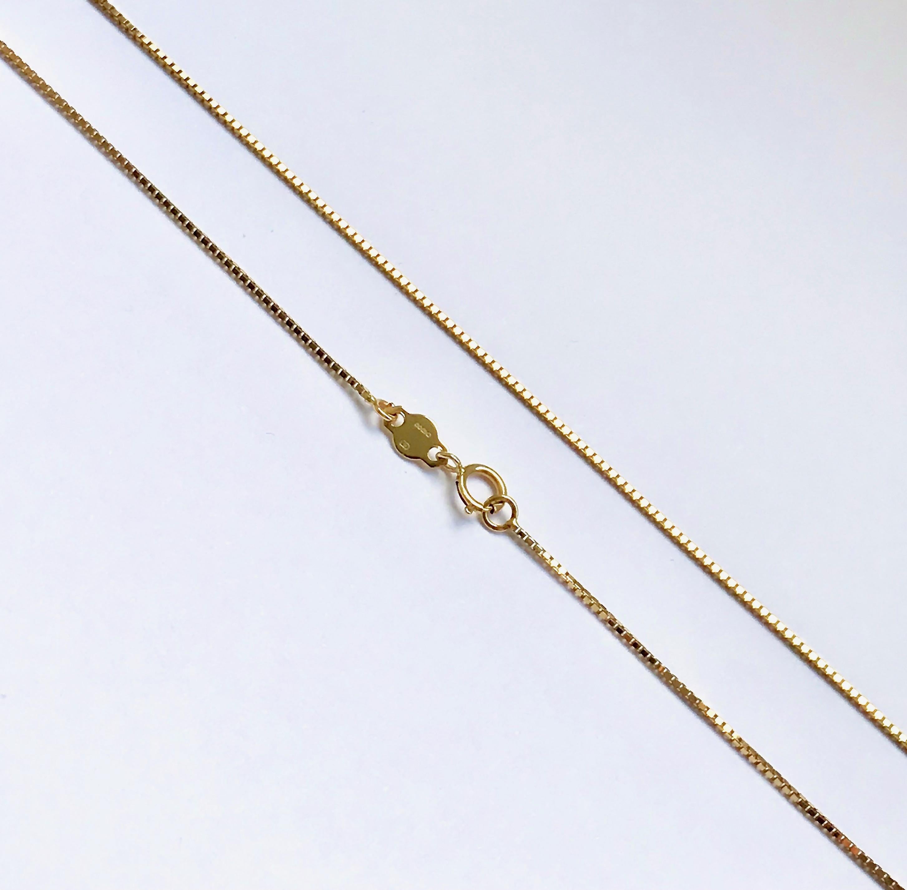 18 Karat solid yellow gold box chain.
Ideal to wear with pendants, layered with other chains or just on its own.
Length : 46.00 cm 
Gauge:   0.8mm
Hallmark: London’s Goldsmiths’ Company –  Assay Office 
All our jewellery are new and have never been